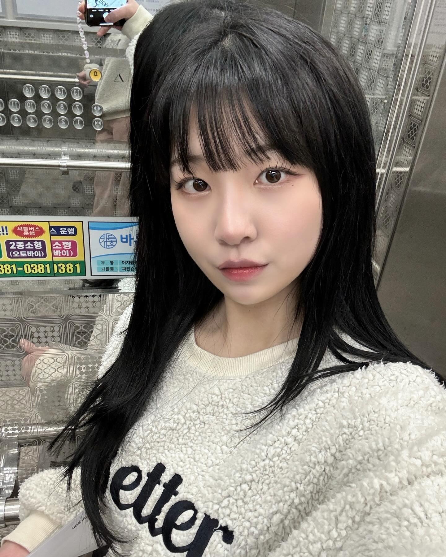 #붙임머리후기 #붙임머리MODEN
대학교때부터 너무 해보고 싶었는데 잊고 살다가
머리를 길고 싶은데 그동안은 머리길때 묶거나 펌을 하거나 둘중 하나 였는데
미용사 특성상 매일 머리를 질끈 묶고있을수도 없구
이미 탈색 3번에 염색도 7번 정도 한 머리라 펌을 할 수도 없어서
붙임머리 해보기로 결정🥰🥰
검색 끝에 제일 많이 눈에 띈 ‘모든‘으로 예약하고 방문했는데
매장도 너무 깔끔하고 들어가자마자 반갑게 맞이해주셔서 좋았어용
상담 후 스파로 두피 내 묵은 각질도 케어해주시구 ㅎㅎ
10시에 가서 13시 30분쯤 나갔는데 3시간 반동안 이야기도 재밌게 많이해서
전혀 지루함을 못느꼈던거 같아용 중간중간 화장실 여부도 여쭤봐주시구
오래 앉아있는거 불편하지 않게 쿠션도 주시구 맛있는 아이스티도 주시고
귀찮게 이것저것 질문해도 불편한 기색없이 웃으시면서 답해주시고 
너무 친절하시고 좋았어용 머리 이정도까지 길어본 적이 없는데 너무 마음에 들구 
주변에서도 예쁘다고 엄청 해주네용 ㅎㅎㅎ
시술 하면서도 당기는 느낌도 없고 안아팠는데 누웠을때 아플수도 있다고 하셔서
걱정했는데 다행히 안아프네용:-)
다음에 리터치 하러 다시 방문할게용!! 이쁜 머리 감사합니당🤍