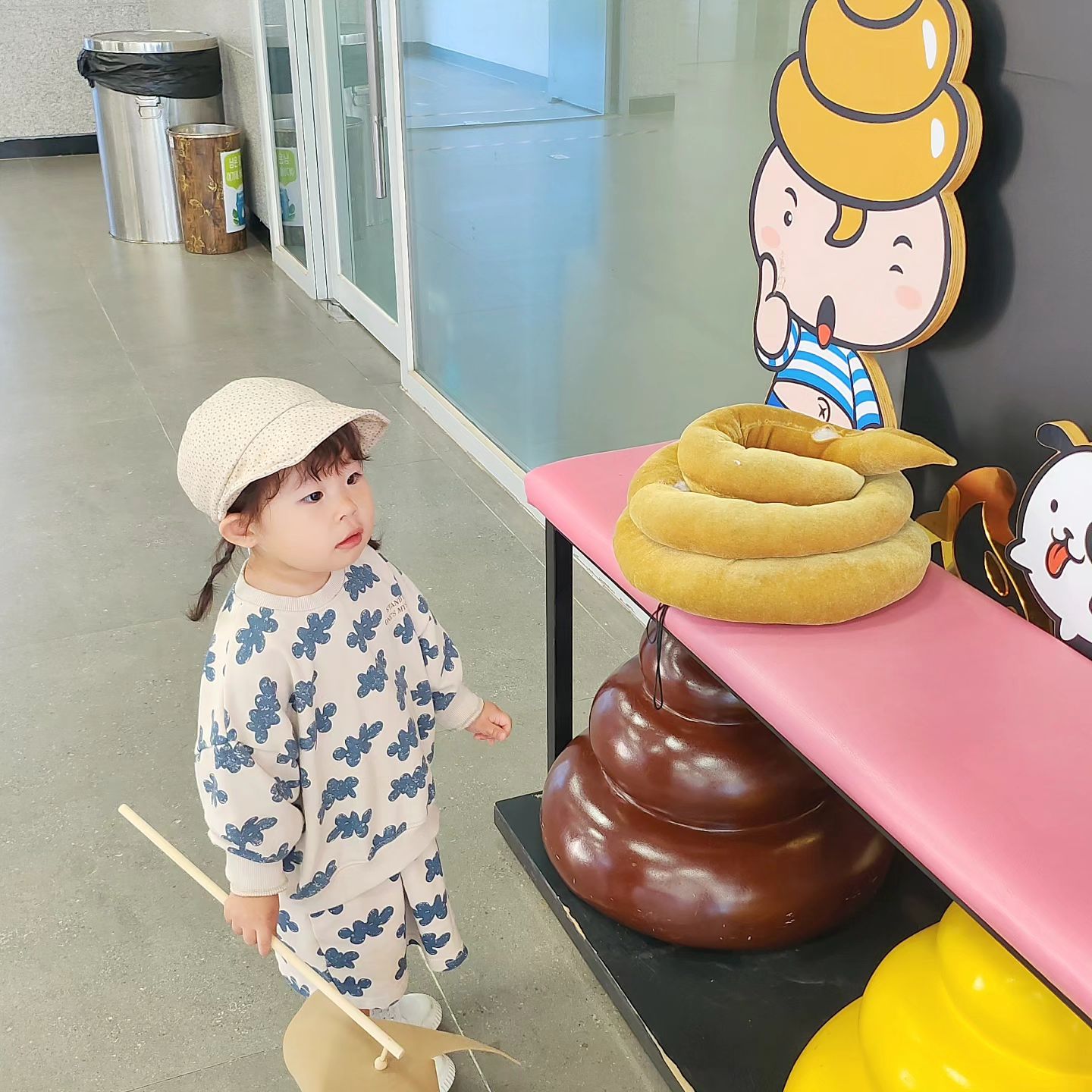 머리부터 발끝까지 너무 마음에 들었던 이날의 착장🫶

바람 장난없던 날이라 케이블카가 많이 흔들릴거라는데도 타겠다더니
처음에 안무섭다고 바닥까지 다 보이는 크리스탈케빈 타자고 조르더니
돌아올때는 빨강색 일반케빈타자고..많이는 아닌데 조금은 무섭다는 변명을
말이나 못하면ㅎㅎㅎ 내리라니깐 다시탈거라고 못내린다고 떼쓰고
넌 아직 1년은 더 무료로 탈 수 있지만 엄마는 돈내야한단 말이야ㅎㅎㅎ