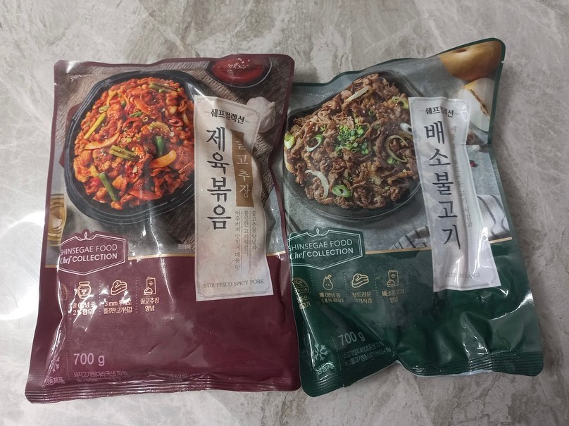 쉐프컬렉션 3종 배소불고기/꿀고추장제육볶음/흑마늘사과돼지불고기 

(배소불고기)
소불고기 제일 좋아하는데 잡내 하나없고 배가 들어가서 그런지 고기 식감이 질기지도 않고 부드럽고 너무 달지도 않고 은은하게 단맛이 나서 더욱 맛있었던 배소불고기:) 게다가 간은 어쩜 이렇게 골고루 잘 베였는지~당면도 추가해서 먹으니 밖에서 사먹는 뚝배기불고기 저리가라…!!

(꿀고추장 제육볶음)
돼지고기 뒷다리를 사용해서 쫄깃한 식감! 상추에 싸서 밥이랑 한입 뇸 하면 정말한끼 뚝딱 제육볶음! 꿀고추장을 베이스로 만들어져서 맵지만 달달그잡채 내가 좋아하는 딱 맛있게 매운맛~!!!ㅎㅎㅎㅎ

(흑마늘 사과 돼지불고기)
흑마늘이랑 사과가 들어가서 감칠맛 최고…

한봉지만 뜯었을뿐인데도양이 진짜 혜자:) 1인가구라 끼니챙겨먹는거도 일인데 하루동안 먹어도 될양,,🩵
celuvu_review 

#협찬 #신세계푸드 #쉐프컬렉션 #고기요리 #명절요리 #불고기 #쌈밥 #돼지불백 #제육볶음 #고기추천 # 셀러뷰 #foodstagram #food #음식 #instafood #먹부림 #먹스타 #먹스타그램