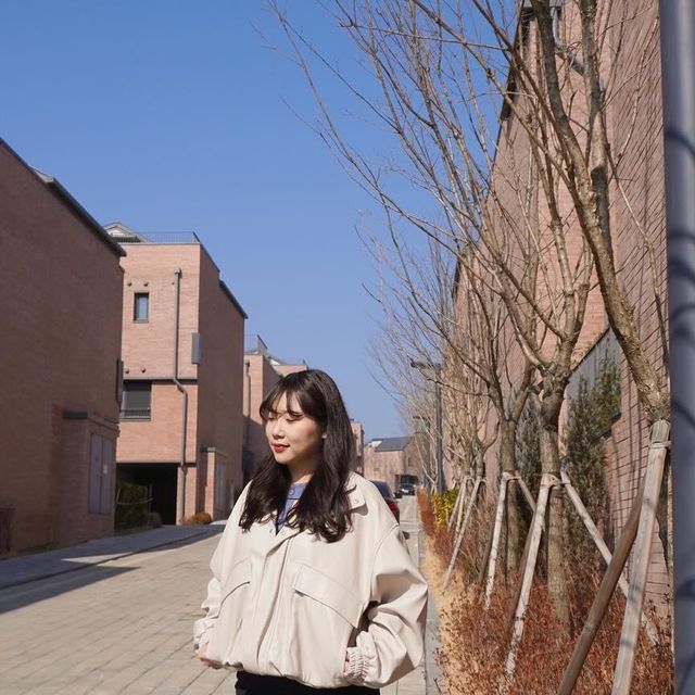 Jungae Tina Yun on Instagram: "#광고 스탠다드에러 PU 100% 레더자켓 보통 레더 질감보다 소프트한 터치감으로 편안하게 입을 수 있어요! 오버핏으로 편안하게 부담없이 걸치기 좋은 자켓입니당👍