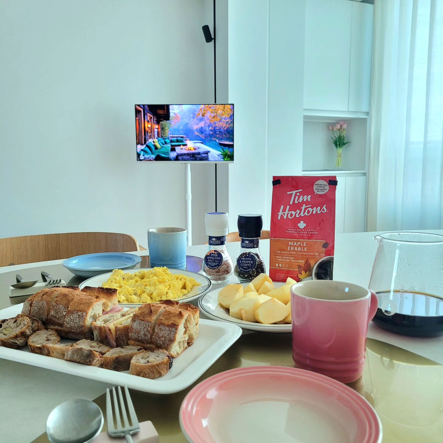 #협찬
평소 핸드드립 커피를 자주 내려 마시는 저에게 너무나 반가웠던 소식! 캐나다 60년 전통의 프리미엄 커피 하우스 팀홀튼이 한국에 상륙한 것이예요❤️ 

매장에 직접 가서 먹는 것도 좋지만 특히 제가 너무 좋아하는 메이플 그라인드 커피를 집에서도 즐길 수 있게 되었답니다!
포장 오픈하자마자 은은하게 퍼져나오는 달콤한 메이플시럽 향 !🍁 평소 가향 커피를 사랑하기에 향을 맡는 순간 바로 합격😆😆 커피 내리면서도 행복했지만 한 모금 맛보는 순간, 은은하고 달콤한 메이플 향에 흙내음과 함께 향긋한 캐러멜 향이 어우러져 입안 가득 고소한 풍미가 퍼지는 그 느낌... 정말 최고였어요👍

특히 프리미엄 아라비카 원두를 로스팅한 이 커피는 향과 맛이 깔끔하면서도 깊이가 있어 커피 마니아라면 꼭 한 번 시도해보시길 추천해요. 팀홀튼 원두는 메이플뿐만 아니라 헤이즐넛도 있으니 취향에 맞게 골라보세요!

팀홀튼의 팀스앳홈으로 이제 집에서도 캐나다 국민 커피 브랜드의 매력을 그대로 느낄 수 있다니, 이게 바로 진정한 집홀튼 모먼트 아닐까요? 🏡 
아침에 여유롭게 커피 한 잔 내려 마시며 시작하면 종일 기분이 좋잖아요.

착한 가격으로 프리미엄 가향커피를 집에서 즐길 수 있는 집홀튼 모먼트, 여러분도 경험해보세요. ☕️

timhortons.kr

#팀홀튼 #팀스앳홈 #집홀튼 #팀홀튼원두 #팀홀튼커피 #커피원두추천 #아라비카원두 #그라인드커피 #프리미엄커피 #메이플커피 #헤이즐넛커피 #홈카페 #디저트 #제품제공