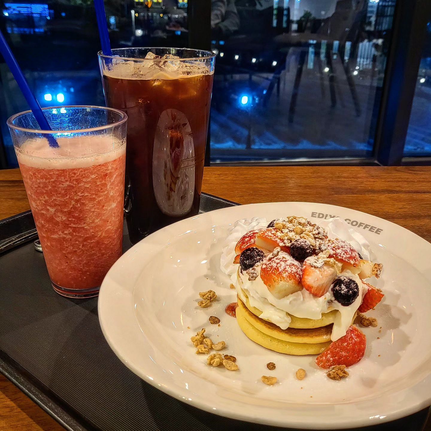 #🍽110#체인점

진짜 너무 맛있어서 바로 올리는 #이디야 추천 메뉴‼️

제가 음식점은 체인점도 종종 올리지만 카페만큼은 최대한 올리지 않으려고 했었으나.... 그 마음을 와장창 깨버리는 메뉴를 발견해버렸습니다!!

요즘 한창 딸기철이라 그런지 이디야에 딸기 관련 메뉴가 많이 생겼더라구요☝🏻 그중에 생딸기 허니리코타 팬케이크가 눈에 확 들어오길래 밤이었음에도 불구하고 주문을 해보았습니다🙌🏻

결과는 대.만.족!!! 진짜 눈 동그래지면서 짝궁한테 얼른 먹어봐 먹어봐 했다니까요!! 그리고 휘핑크림은 기본제공이 아니라 추가해야하지만 무조건입니다.. 무.조.건 추가해서 드세요🤩

생딸기쥬스와도 잘어울렸지만 아메리카노와의 조합이 정말 잘 어울리더라구요👍🏻(이디야에 디카페인 있는거 다들 아시죠?! 커피 못드시는 분들도 츄라이~)

어제 밤에 먹은 따끈따끈한 디저트인데 얼른 소개해드리고 싶어서 바로 가져온것은 안비밀🤭 자타공인 이디야 덕후가 강력하게 추천해드립니다!!!👏🏻👏🏻

🎈이디야
🎈전국 어디서나