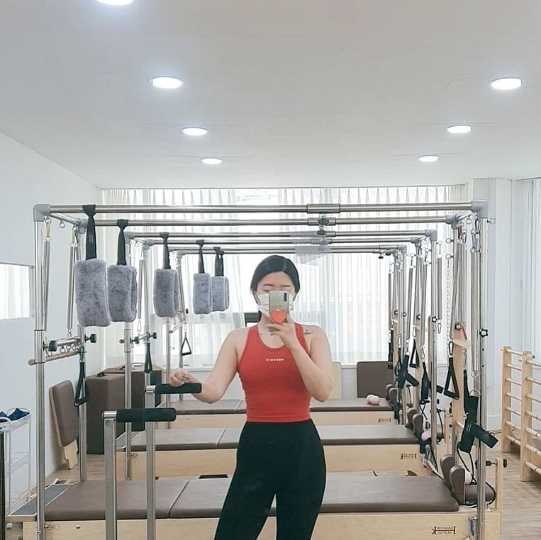 #라미챌린지5차_ddkji
#DS스튜디오이벤트 #라미챌린지
-
왜인지 찌뿌둥한 몸으로 겨우 일어나서 오전 필라테스 💦 그래도 필테하고 나니깐 몸이 개운해져서 좋네요❣
쨍쨍한 날씨, 맑은 하늘 구경하면서 집와서 싸이클 30분 더 타주기 🥲 요번주 다음주는 약속이 좀 있어서 아침점심에 식단 바짝 하려그요....!!
블루베리 농장을 하지만 매해 예약 주문이 밀려서 정작 우리집은 잘 못 먹는 블루베리 ㅋㅋㅋ 엄마가 조금 챙겨다줘서 오늘 간식으로는 블루베리 뇸 🫐