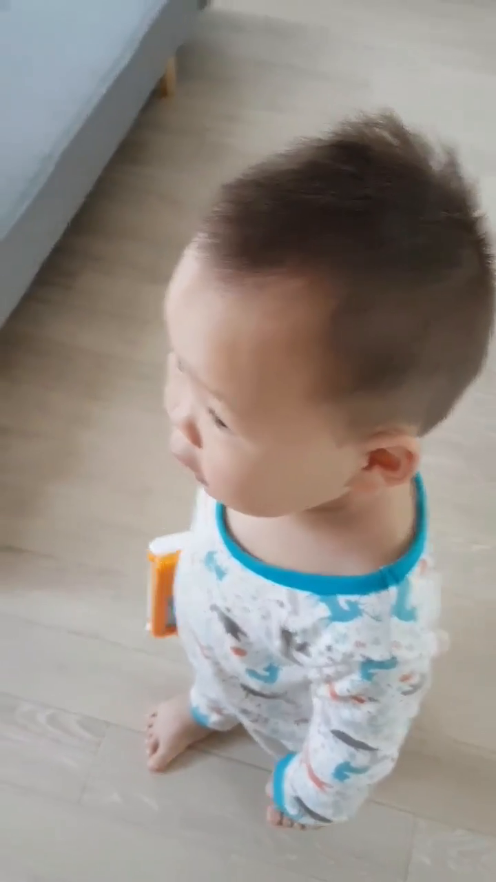 아침부터 졸귀여서 백번보고
나중에 또 볼려고 박제
이거보고 로또꽁돈 냠냠:)

이때 은성이 진짜 귀여웠는데
진짜로 너무 무거워서 많이 못안아줬네
그래서 아직 허리가 남아있는듯...
