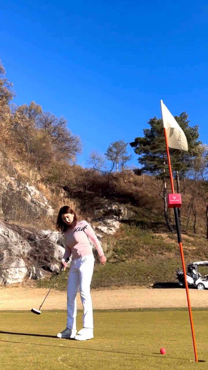 #시즌아웃 🏌🏻‍♀️

올해 마지막은 #birdie 

💛💛 마무리 💛💛

100개를 치던, 200개를 치던 좋은사람들과 ~ 
함께라 즐거운 시간이였다 🌸
.
.
.
#이글몬트 #골린이 #영차 #골천여신동