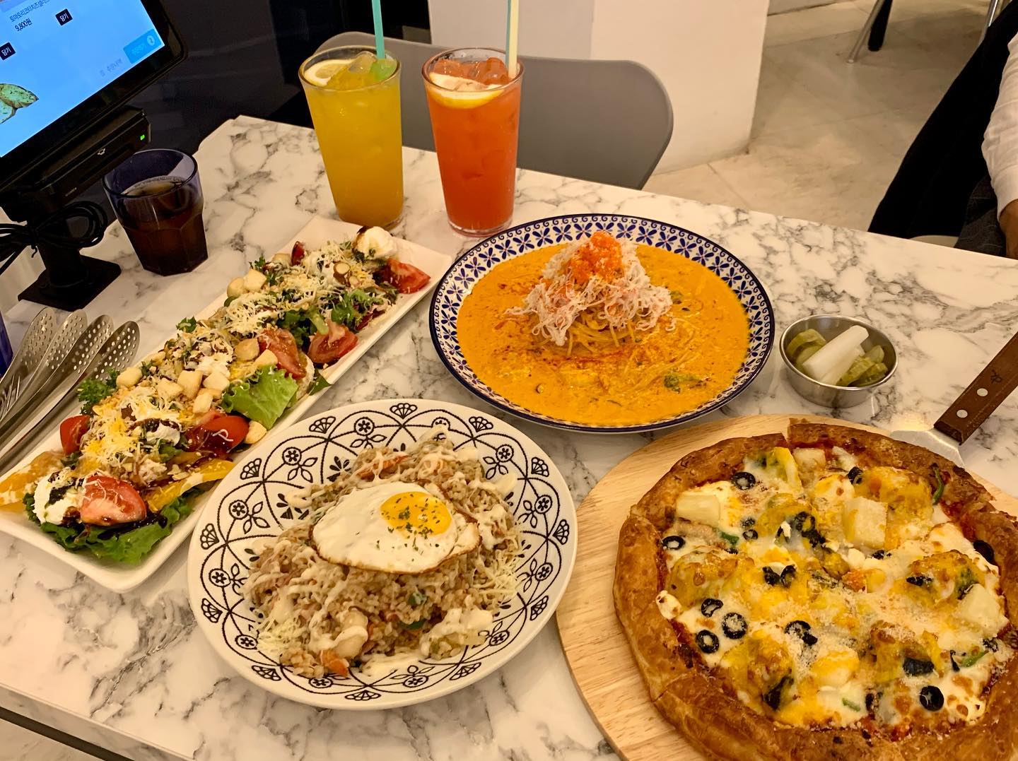 💛 #관저동맛집 #미담테이블 

관저동 마치광장에 위치한 양식 맛집인 미담테이블에 다녀왔어요😄

피자/파스타/리조또/샐러드 등 다양한 양식을 가성비 좋은 가격으로 즐길 수 있는 곳이였답니다❗️

단호박 피자 도우는 페스츄리여서 더 바삭하게 즐길 수 있었고 
샐러드는 9,800원이라는 가성비에 귤, 토마토, 리코타치즈 등을 푸짐하게 토핑해주셨더라고요,,❤️

셀프바도 마련되어 있어서 복숭아 아이스티나 토스트는 무료로 먹을 수 있었고 

아이들을 위한 의자, 식기류 모두 준비되어 있어서 가족끼리 가기에도 딱 좋다구요🙌🏻

📍 대전 서구 관저동 1537 2층
📍 11:30 - 21:30 
(B.T 15:30 - 17:00 / L.o 20:30)

#관저동피자 #관저동파스타 #대전피자 #대전피자맛집 #관저동모임 #관저동마치광장 #관저동마치광장맛집 #관저동양식 #대전양식맛집 #단호박피자 #관저동샐러드 #미담table