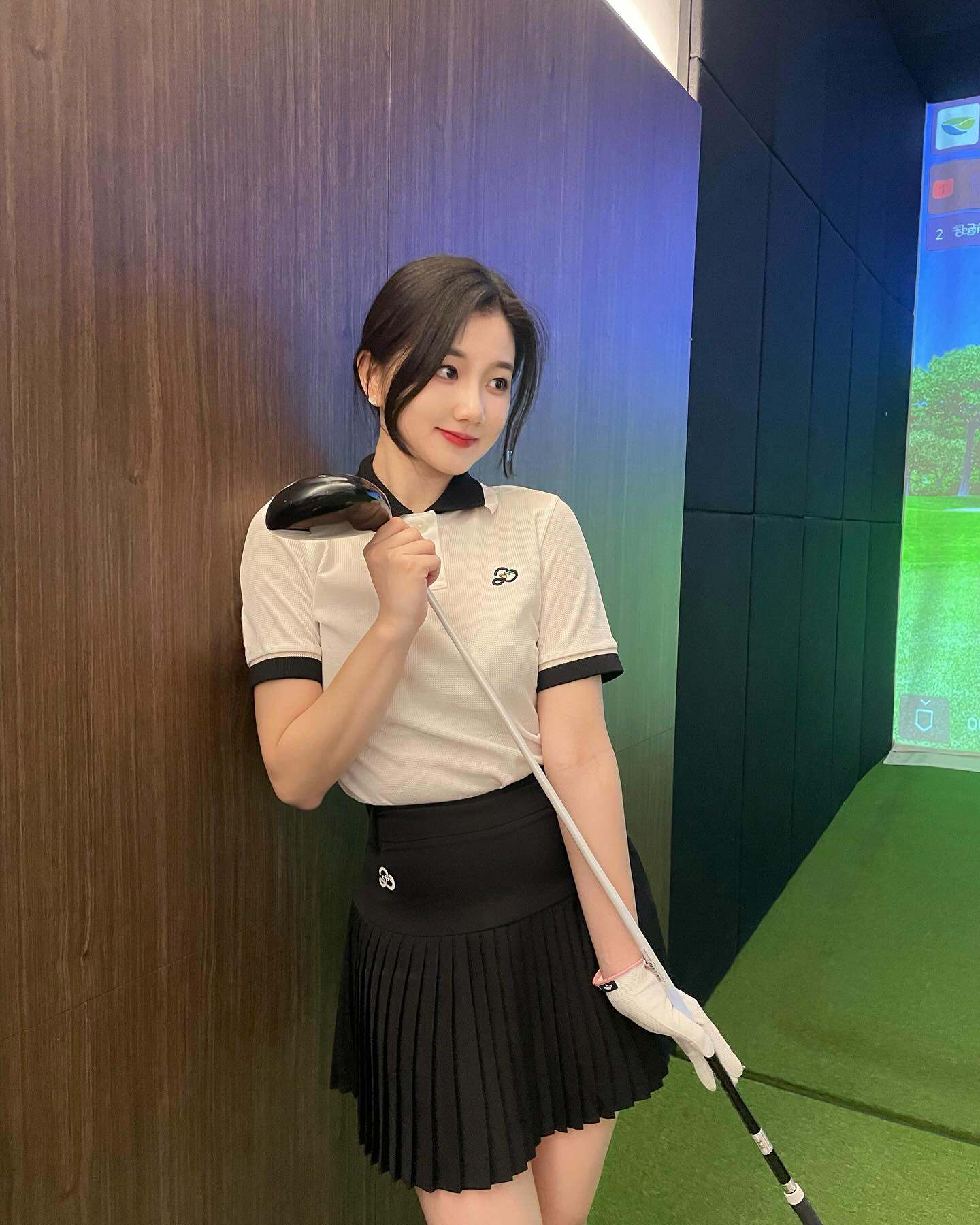 #협찬 날도 풀렸겠다 이젠 진짜 이쁜옷입고 라운딩 나가야지.ᐟ .ᐟ 💕

👚부드럽고 가벼운 면 혼방 소재를 사용하여 높은 신축성과 부드러운 착용감
⛳️신축성이 탁월하여 일상 및 야외활동 착용하기 매우 편함
✨깔끔한 디자인으로 스포츠 활동은 물론 데일리룩으로도 찰떡
🍃와플 조직의 저지원단으로 비치지 않는 탄탄한 볼륨, 여유있는 실루엣과 올록볼록한 요철감으로 피부에 닿는 느낌이 쾌적하고 시원한 느낌
🎀LIFE STYLE 웨어로 데일리룩으로 딱.ᐟ .ᐟ 

다들 당장 20th_hole 입고 나랑 라운딩 가자구💕

#협찬 #투에니스홀 #20thhole #투에니더그 #골프코디 #골프웨어 #골프웨어추천 #스포츠 #골프 #여름티셔츠 #여자티셔츠 #카라티셔츠 #테니스 #여자카라티