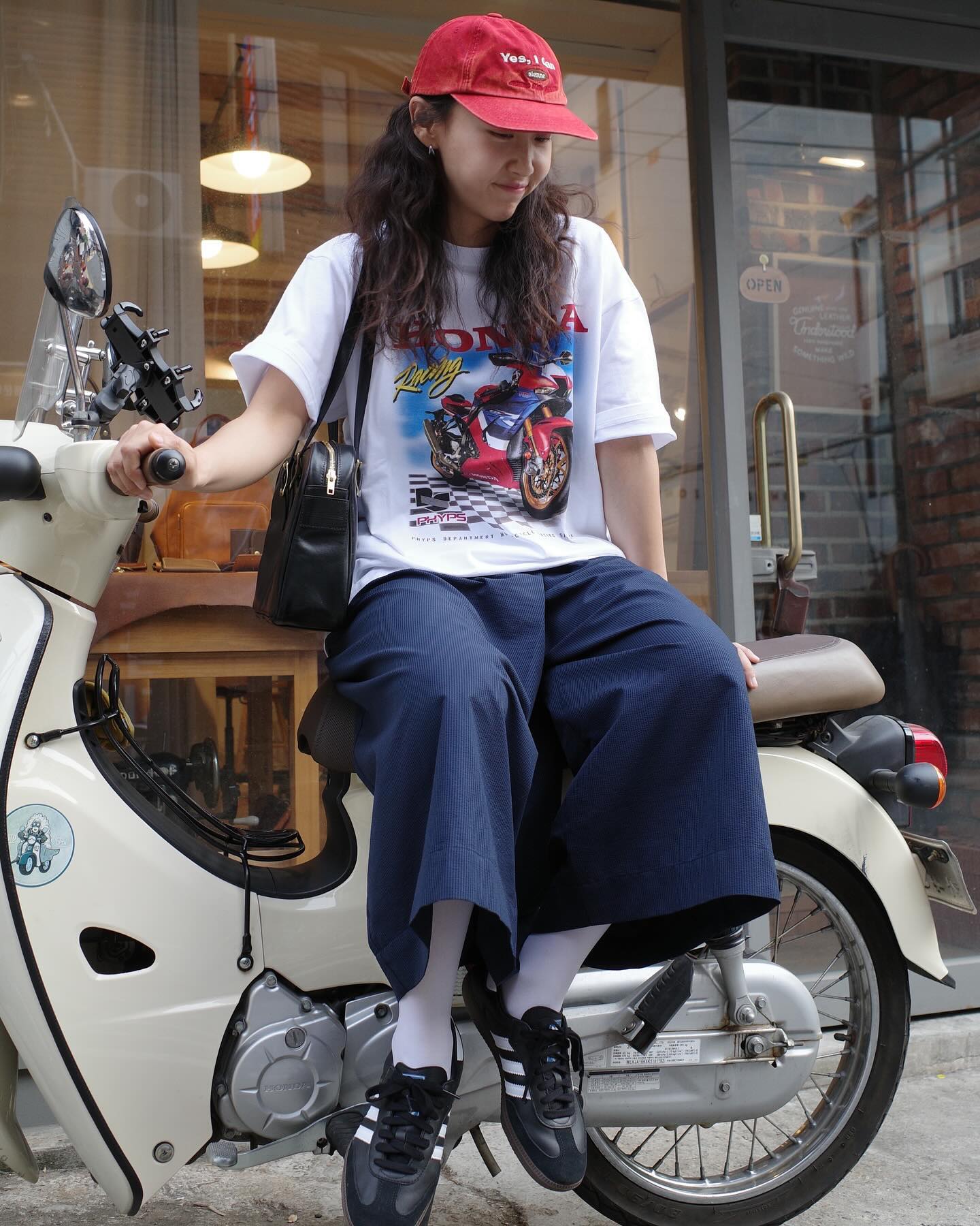#협찬 혼다와 함께하는 라이딩🛵🪽♥️ 
💨Honda Racing Fire Blade T-shirt 

요즘 모자나 양말에 레드포인트 주는 룩을 좋아하는데, 프린팅이 이쁜 혼다 티셔츠와 같이 매치하니 더 찰떡콩떡입니다✨
왠지 라이딩이 더 신나는 기분..?😆😆
온라인에선 무신사, 29CM, 
phypsmotorcycle 자사몰에서 만나보실 수 있습니다🙏🏻❣️
.
.
#honda #supercub #bikelife #motocycle #phypsmotorcycle #hondakorea