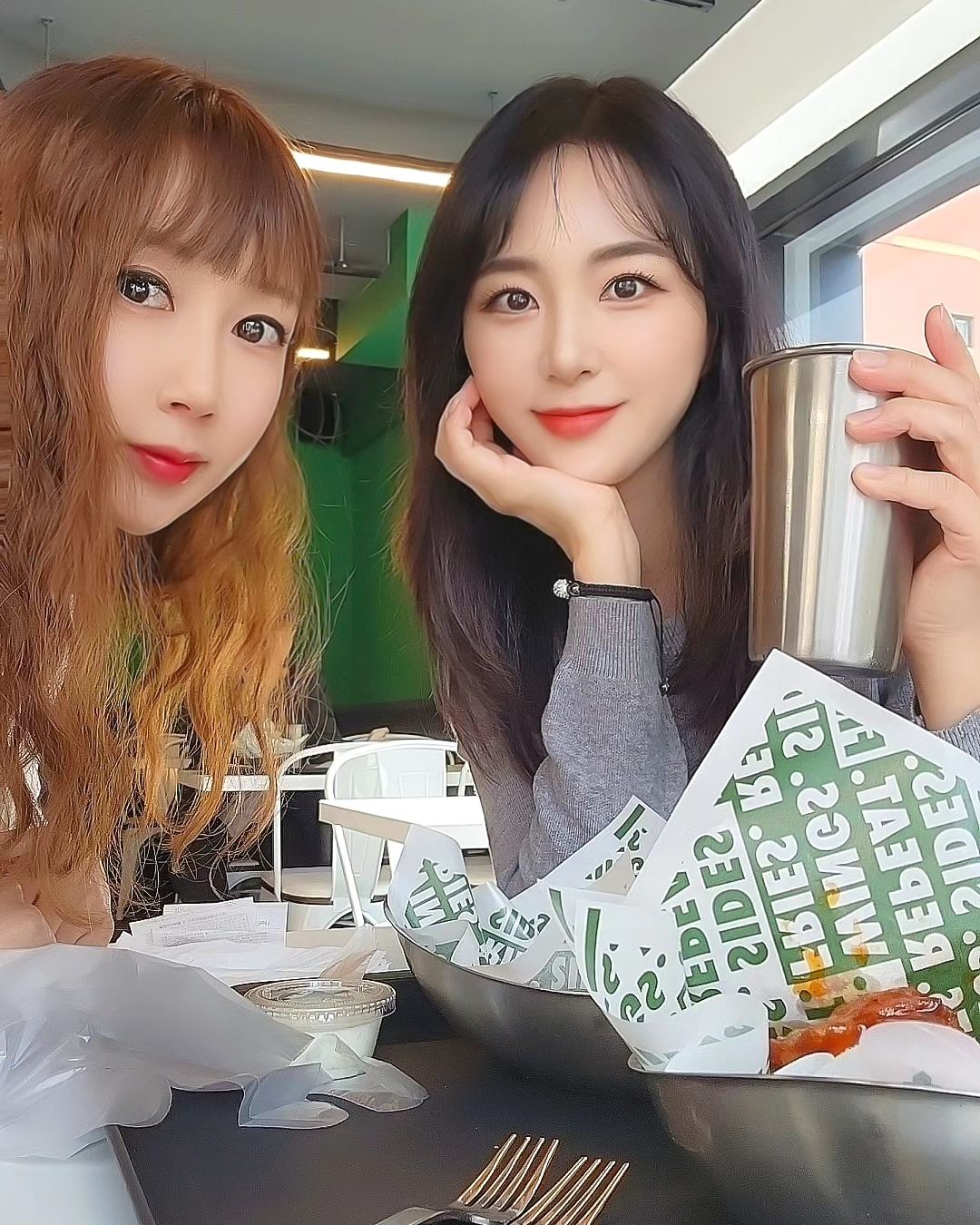 #협찬 👉영상
🔥미국에서 건너 온 전세계 1위 치킨윙!​🍗

오늘은 #불금🔥
오랜만에 찐친 만나서 #치맥 했어요~
낮술한잔 좋으댜ㅎㅎㅎ

디너박스를 주문했는데 소스들 중 1개씩 고를 수 있는데 윙은 망고하바네, 순살은 갈릭파마산으로 주문했어요!

오! 윙이 정말 맛있네요~ 
순살도 크리스피하게 잘 튀겨졌구요~
버드와이저 짠! 🍻 치맥은 언제나 좋네요^^
여기 미쿡인가요? 외국분들 많아요!

🎁런치&디너 세일!​
✔️런치박스 18,500 ->9,900원 (AM11시~PM5시)
(버거단품, 랜치소스, 감자튀김 80g, 음료, 순살3조각)

✔️디너박스 35,700 -> 19,900원 (PM5시~10시30분)​
(윙, 순살 6조각씩, 부두프라이L, 랜치소스, 버드와이저 2잔) 맥주-> 탄산으로 변경가능!
➡️(2월 1일부터 3월 31까지)​

🛵집에서 편하게 #배달의민족 도 가능!​

위치는 신논현역4번 출구 4분거리! 
가깝고 한 눈에 보여서 찾기 쉬워요~

📍#윙스탑 wingstopkr
🚗서울 강남구 역삼동 809-9​​
⏰️매일 11:00~23:00
📞​0507-1334-1554​​

#wingstop #치킨 #치킨추천 #강남맛집 #강남역치킨 #신논현맛집 #햄버거맛집 #강남치킨맛집 #윙봉 #버팔로윙 #감튀맛집 #강남역맛집 #치맥맛집 #치킨추천 #신논현역치킨 #찐맛집 #코울슬로 #맥주 #순살치킨 #순살치킨맛집 #치킨버거  #빅플레이버버거 #치킨메뉴추천 #치맥세트 #버팔로윙맛집 #치킨브랜드감자튀김맛집​

​

🍗