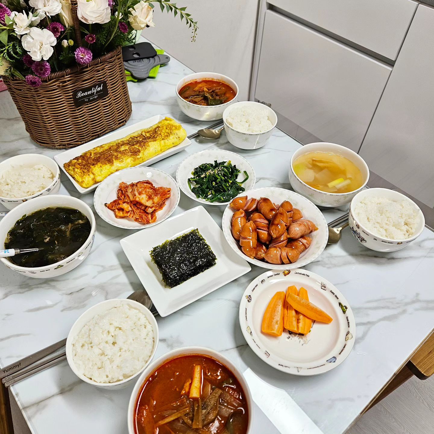 전통을 잇는 손 맛, 진심을 담는 정성
아이들과 깔끔하게 집에서 
전통적인 집밥 맛을 느낄수있어서 너무 좋았어요 
외출하고 집에 돌아와 급할때 아이들 배고프다고 할때도 너무 좋고 칼칼한 육개장은 밥말아먹기 딱 좋아용 
푸드 갤러리형 다이닝인 롯데백화점에 입점해 있다고하니 방문도 해봐야겠어요 
.
한국인의밥상 국 종류 3종이 탄생했어용 바로 육개장 미역국 해장국 입니다 어느하나 간편하고 손이가는 메뉴가 아닐수없어요 
친환경 프린팅 인쇄 LOHAS를 사용하여 인체에 무해하며 안심하고 먹을 수 있기 때문에 아이들과 먹기에도 안심할수있어요 
.
메뉴 
@황태해장국

-강원도 황태덕장에서 말린 황태 사용
-국내산 대파와 무 사용
-황태를 직접 손으로 찢고 볶아 비린맛을 없애고 고소한 맛을 살려 신선하고 살짝 칼칼하니
해장하기.딱 좋아요 

@파육개장

-소고기 양지를 넣어 우려낸 육수를 사ktable_officia이며 
-전통방식으로 추출해낸 고추기름(고춧가루를 기름에 직접 볶아 추출)
-고기를 결대로 직접 찢어 질기지 않은 양지고기
-국내산 대파 사용하여 달큰한 맛에.칼칼한것이 밥말아먹으니
입맛이 살아나는 맛이었어요 

@미역국

미역 최대산지인 완도의 미역을 100% 들었으며 (완도 미역이 탄력있고 부드러움->산모들 미역으로 많이 사용)
-참기름에 볶아 미역의 고소한 풍미
-질 좋은 양지살을 결대로 찢어 먹기 좋은 크기로 들었답니당 
.
해장국은 봉봉씨가 먹고 
칼칼한 육개장은 내가먹고 미역국은 아이들이 먹고 한끼.뚝딱 해결 너무 좋아요 산지 재료와 좋은 좋은 맛으로 
식탁을 빛내주니 너무 행복하드라구요 매일 뭐 먹나 고민인데 고민해결!!!!
.
.
.
ktable_official 
.
#광고 #한국인의밥상 #한밥 #한국인의밥상간편식 #한밥간편식 #한밥황태해장국 #한밥소고기미역국 #한밥파육개장# 한국인의밥상냉동 #한국인의밥상밀키트 #밀키트맛집 #간편식맛집 #황태해장국 #소고기미역국 #파육개장
