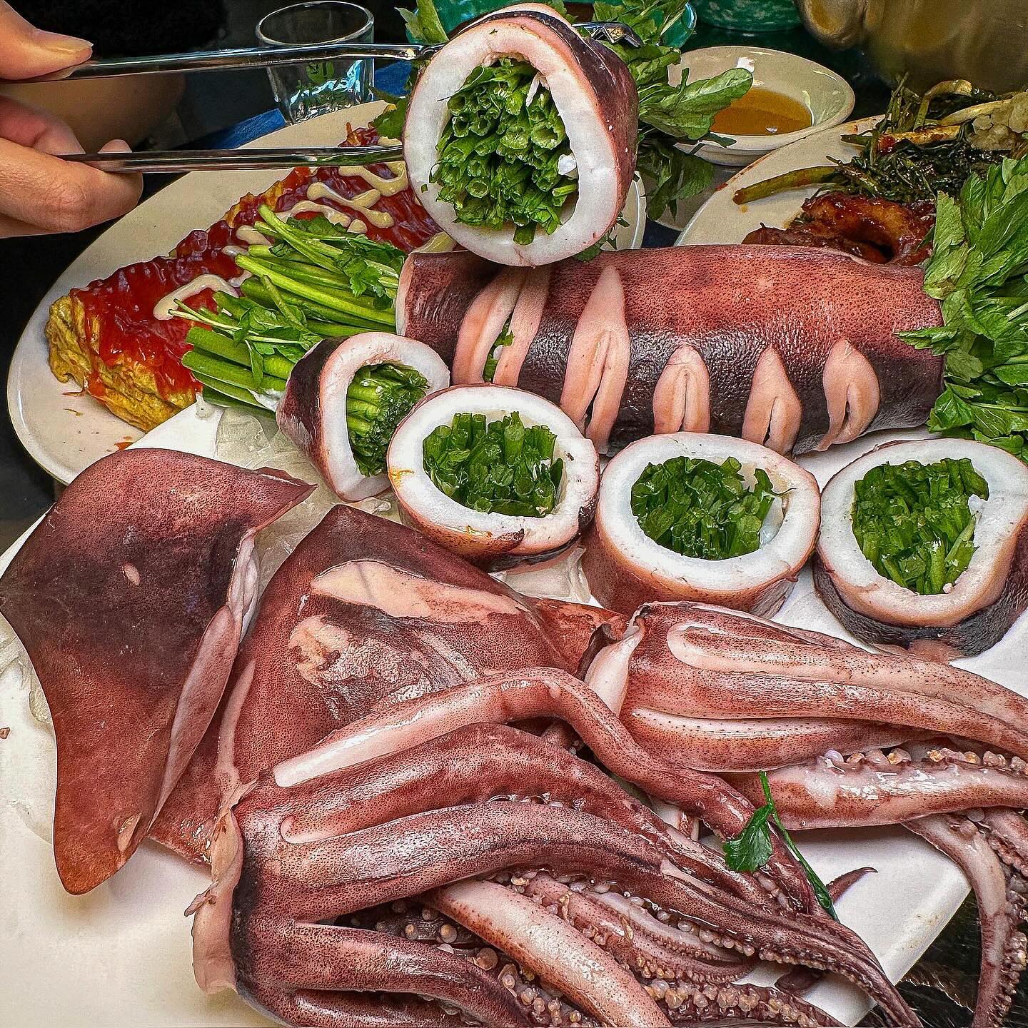 안주의 진심인 k-포차 #케이포차 #부평맛집 
레트로한 감성가득 전국팔도 유명한 시장의 야외포차에서 즐기는 K-찐 안주들의 총집합 𖤐 
모두 가성비도 끝내주고 술이 술술 들어가는 찐
안주들만 한가득!!!
매장한켠에는 가맥집처럼 꾸며진 서울 분식코너도 있으며 오뎅이랑 떡볶이도 판매하고 있어요!

 
제가 먹은건 알곤이찜,통오징어미나리찜,항정쭈꾸미삼합,계란말이,떡볶이,핫도그이며 여기에 복소사까지 먹고 제대로 달렸어요 😆

핫하고 가성비 좋은 술집을 찾고 계신다면 완전 강추드려요

📍인천 부평구 경원대로1403번길 20-4 1층 케이포차

#부평핫플 #부평술집 #인천맛집 #인천가볼만한곳 #부평역맛집 #인천맛집추천