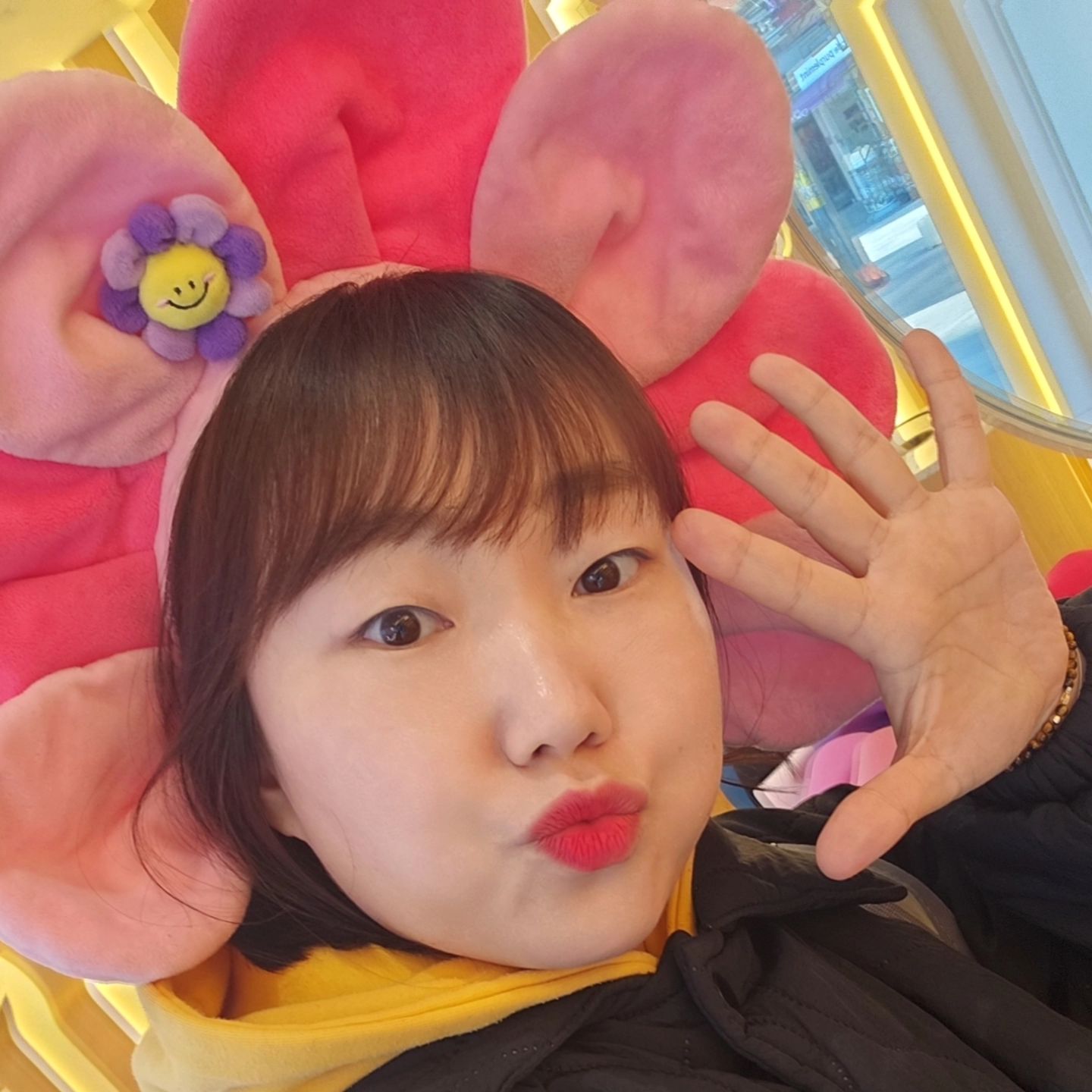 내 인스타 피드에 나의 지분
오랜만의 자부타임 3갤 만이다
임도앤건 자부타임에 껴들어서
애둘 데리고 겁나 다녔는디
이번에는 우리둘이ㅋㅋㅋ
사실 콧물 략간만 나도 달달 떠는 나 라서
아침 일찍부터 이비인후과 오픈런
애들과 같이 보기로 했지만
운좋게 오빠가 애둘보고 자부성공이다!!
자부가 설레였던건지 오픈런 때문인지
아주 1시간에 1번씩 깨구 난리ㅋㅋ

드디어 만나서 아주 수다 삼매경 진짜ㅋㅋ
단톡에서 그리 말하는디도 왜왜왜애~
만나도 말이 많은건지 의문 여자란 ^_^
운좋게 쳄단도 되고 좋은시간 보냈네 
아니 진짜 겁나 걸어서ㅋㅋ
자다가 다리 쥐가 날뻔 했고 ㅋㅋ
얼굴이 거의 호빵찐빵 삽가능 이였다^_^
차마 부은 얼굴 올리지 모담주의ㅋㅋㅋ
담에는 다같이 진짜 싹다 같이 보길 빌며 ~
반가워써 새끼~또 보자구 새끼~ 

젊어보인다고 말해주셔서 감사합니다
어플은 소다입니다ㅋㅋㅋㅋ
소다어플만세ㅋㅋ

실제보다 사진이 더 어려보인대요
집새럼이 가만안도^_^

#명동나들이#명동다이소#명동바프#명동이미스
#명동죽마고돈#명동소개팅장소#명동할리스
#명동인생네컷