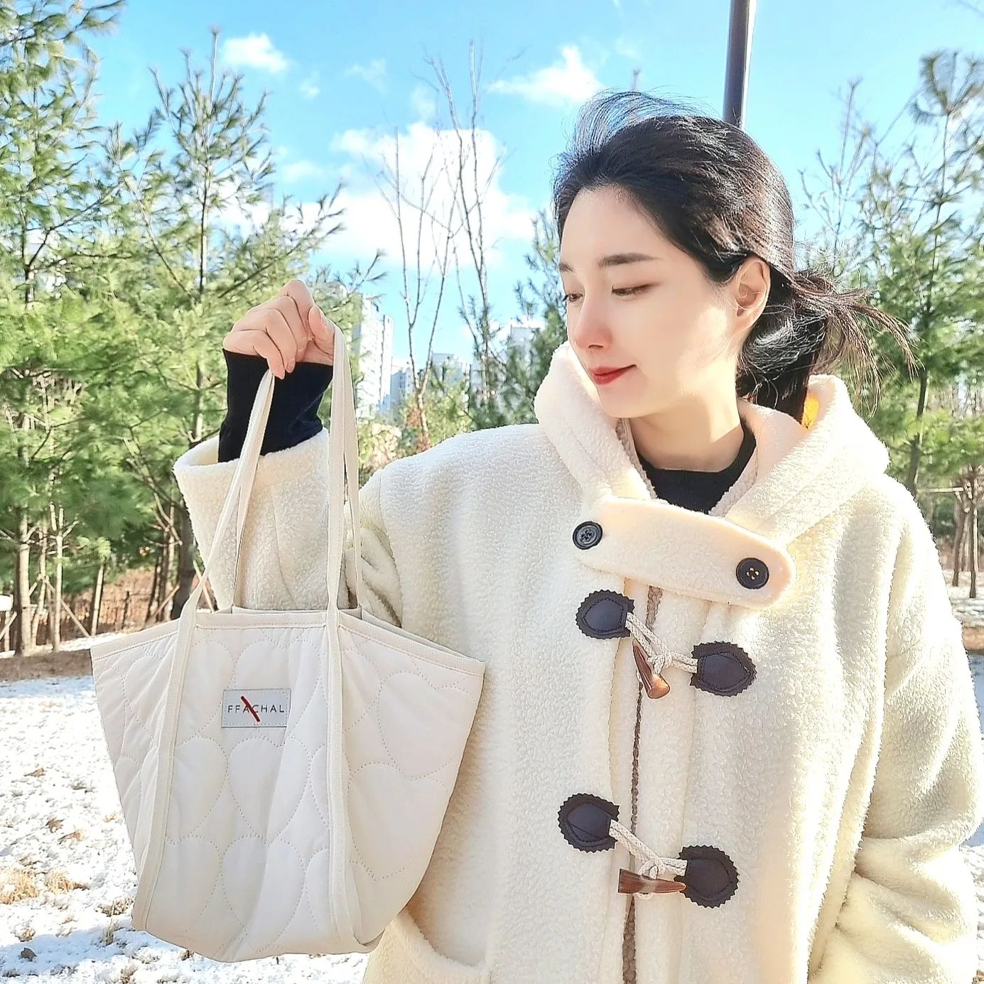 #협찬 

어느 데일리룩이든 들고 다니기 좋은
'빠샬 쿠오레 마프' bag🫶

-
딱 좋은 사이즈로 물건도 많이 들어가고 
무겁지 않고 가벼워서 좋아요😍

패딩 소재로 보들보들하고 화이트 색상이
깨끗하고 예쁜 색상이라 더 손이 가요

-
올 겨울은 이것만 들고 다녀요🤍
ffachal.official
.
.
.
.
.
.
.
.
.
.
.
#광고 #FFACHAL #FFACHALOFFICIAL #빠샬 #Cuore #쿠오레 #쿠오레시리즈 #아트살롱 #artsalon #아트살롱스토어 #패딩가방 #겨울데일리룩 #겨울코디 #ootd #데일리룩 #데일리룩가방 #셀카 #셀피 #인플루언서 #패션 #가방추천  #데일리가방 #fashion #dailylook  #dailybag