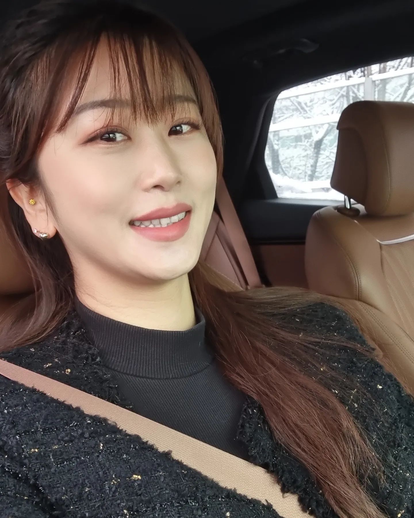 모처럼 셀피 🤳 
머리가 그새 많이 자랐네요