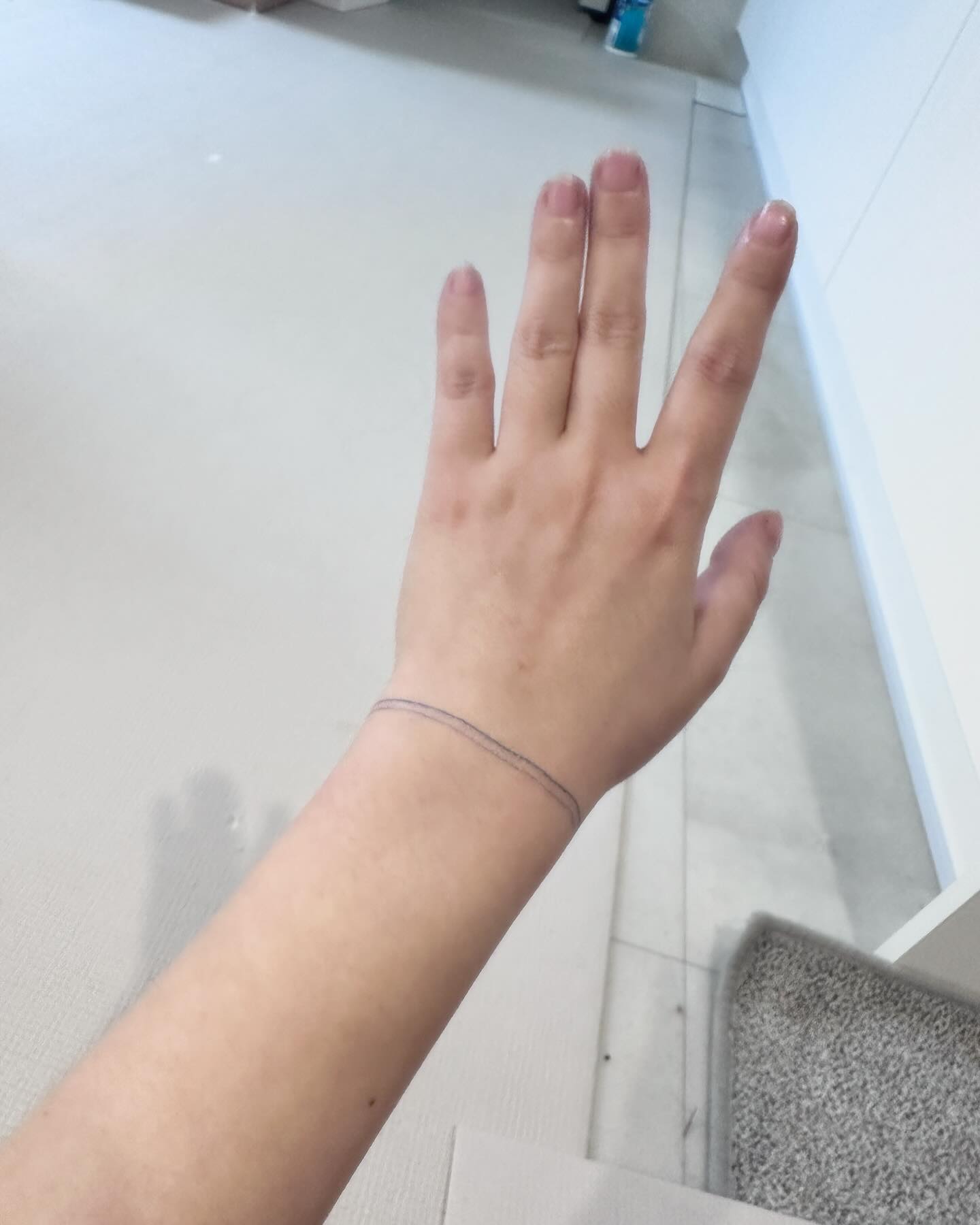 방 정리 중 발견 템 - 타투스티커! 
오래전에 사두었던 타투스티커를 드디어 써봤다. 
오 생각보다 간편하고 괜찮은데..?

그때 대형잉어도 사놨었는데 그건 어디다 붙일까나…

#타투스티커 #포인트악세서리 #라인타투 #미니타투