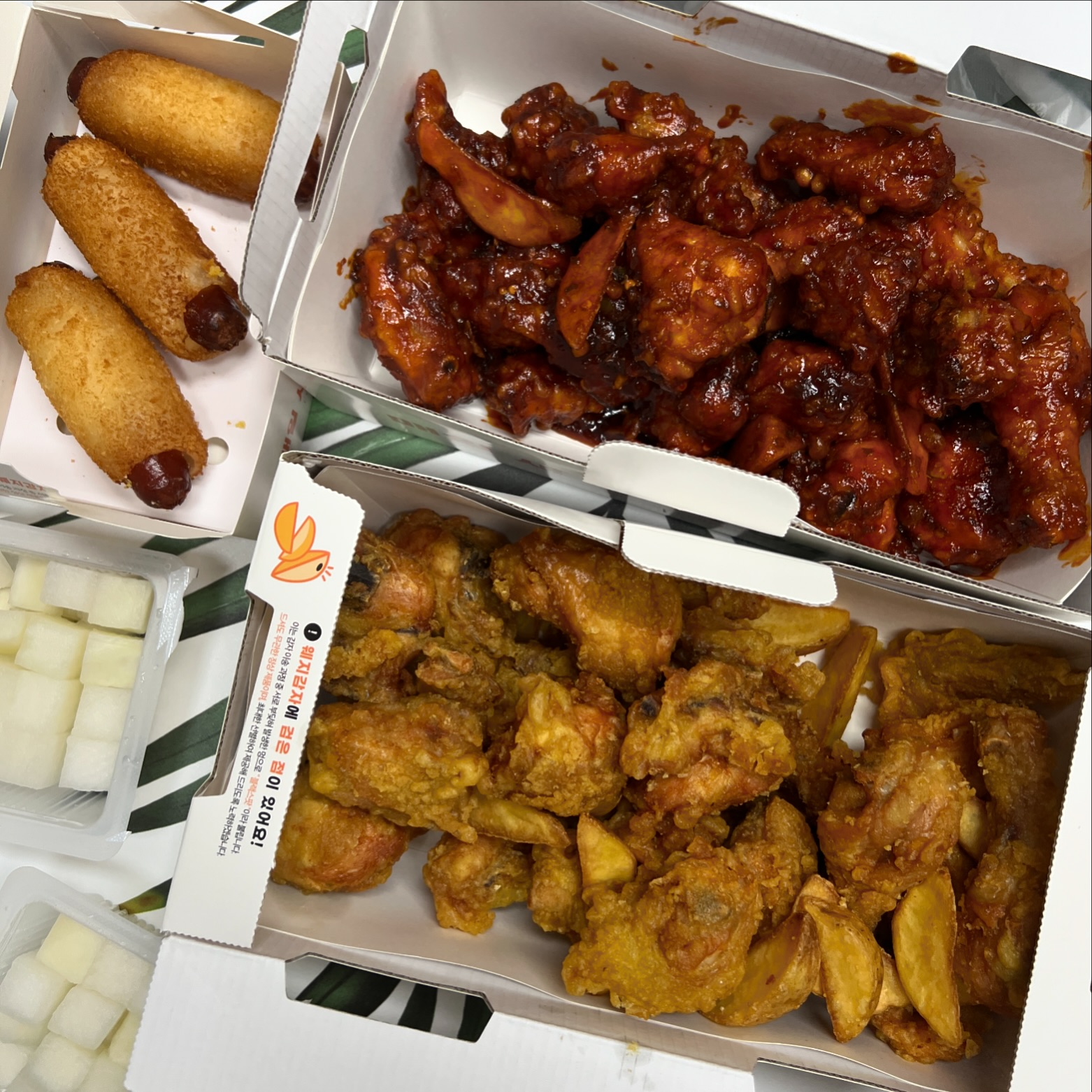 60chicken #60계치킨 

기분 좋은 매콤함 #하하핫치킨
바삭한 #후라이드 
쫀득한 #쫀도그 까지😋

#먹스타그램 #맛스타그램 #chicken #炸鸡 🍗 

치느님은 언제나 옳은 초이스👏🏻

#리뷰이벤트 #치킨맛집 #배달음식 #혜자로운60계이벤트