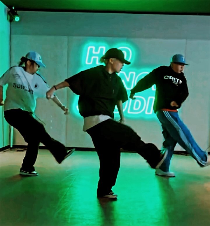 새로운 느낌으로 짠 마카레나 💚
-
hodance fri : 8:20-9:20
.
.
.
.
#dance #dancevideo #dancers #choreography #choreo #choreographer #hiphop #hiphopdance #hiphopdancer #tyga