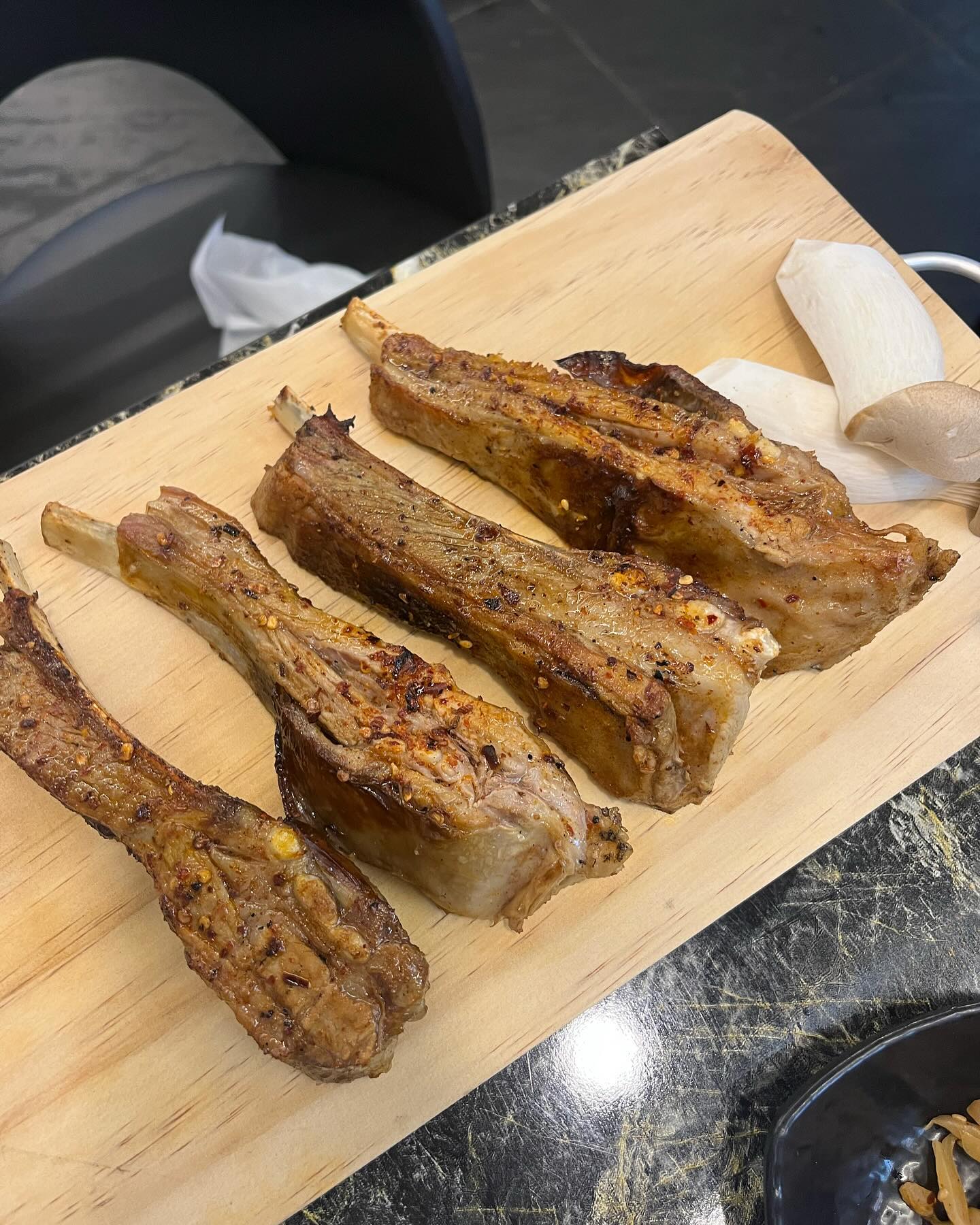 홍성양꼬치

📍충남 천안시 동남구 먹거리9길 22
☎️0507-1404-0896
⏱️월,화,수,목,금 14:00 - 24:00
  토,일 14:00 - 02:00
📃양꼬치 10개 7000원
✔️소꼬치 10개 7000원
✔️양다리 60000원
✔️통양갈비(소) 26000원
✔️꿔바로우(대) 13000원

오늘은 매일먹던 돼지고기, 소고기가 아닌 양고기를 먹으러왔습니다~!~! 양고기가 몸에 굉장히 좋은 거 알고 계시나요?! 양고기는 100g당 칼로리가 298kcal이고 단백질이 무려 26g이나 들어있는 고단백,저지방 식품입니다! 벌크업하기에도 좋고 다이어트에도 굿~!

테이블에는 소금,쯔란과 매운고추가 준비되어 있어요! 반찬으로는 고추절임, 짜사이,땅콩, 양꼬치 소스가 나옵니다! 가게 한쪽에는 셀프바가 준비되어 있는데 양배추절임, 양파절임, 고추절임, 김치 , 양꼬치 소스가 준비되어 있습니다! 저는 여기 양배추절임이 맛있어서 양배추절임 가득 가져왔습니다 ㅎㅎ 이거 새콤달콤해서 양꼬치랑 먹으면 양꼬치가 물처럼 술술 들어가니까 꼭 같이 드셔보세요~!

양꼬치는 시즈닝에 살짝 버무려져서 나오고 빨리 익혀서 양꼬치 시즈닝에 푹 찍어주면 진짜 최고,,❤️ 잡내하나 없이 고소하고 감칠맛이 폭발해요~!~!대존맛탱!!! 통양갈비는 양꼬치를 거의 다 먹었을때쯤 사장님이 오셔서 판을 갈아주고 고기를 직접구워주세요!친절하게 구워도주시고 먹기 좋게 잘라도 주셔서 넘 편했어요 ㅎㅎ

양갈비는 처음 먹어본 것 같은데 생각보다 양도 많고 무엇보다 잡내 하나 없이 촉촉하고 부드럽더라구요!신부동 맛집 홍성양꼬치의 양꼬치,양갈비 모두 냄새하나없이 촉촉하고 부드러워서 정말 맛있게 먹었어요! 신부동에서 술집찾으시거나 저녁메뉴로 뭘먹을지 고민하신다면 홍성양꼬치 무조건 추천드려요~!~!
.
.
.
#협찬 #먹스타그램 #푸드스타그램 #맞팔 #맞팔해요 #맞팔환영 #맞팔선팔 #소소한행복 #소주 #소통 #좋아요반사 #좋아요 #좋아요환영 #좋아요환영 #food #신부동맛집 #신부동양꼬치 #신부동술집 #신부동회식 #천안맛집 #천안양꼬치 #신부동양꼬치맛집