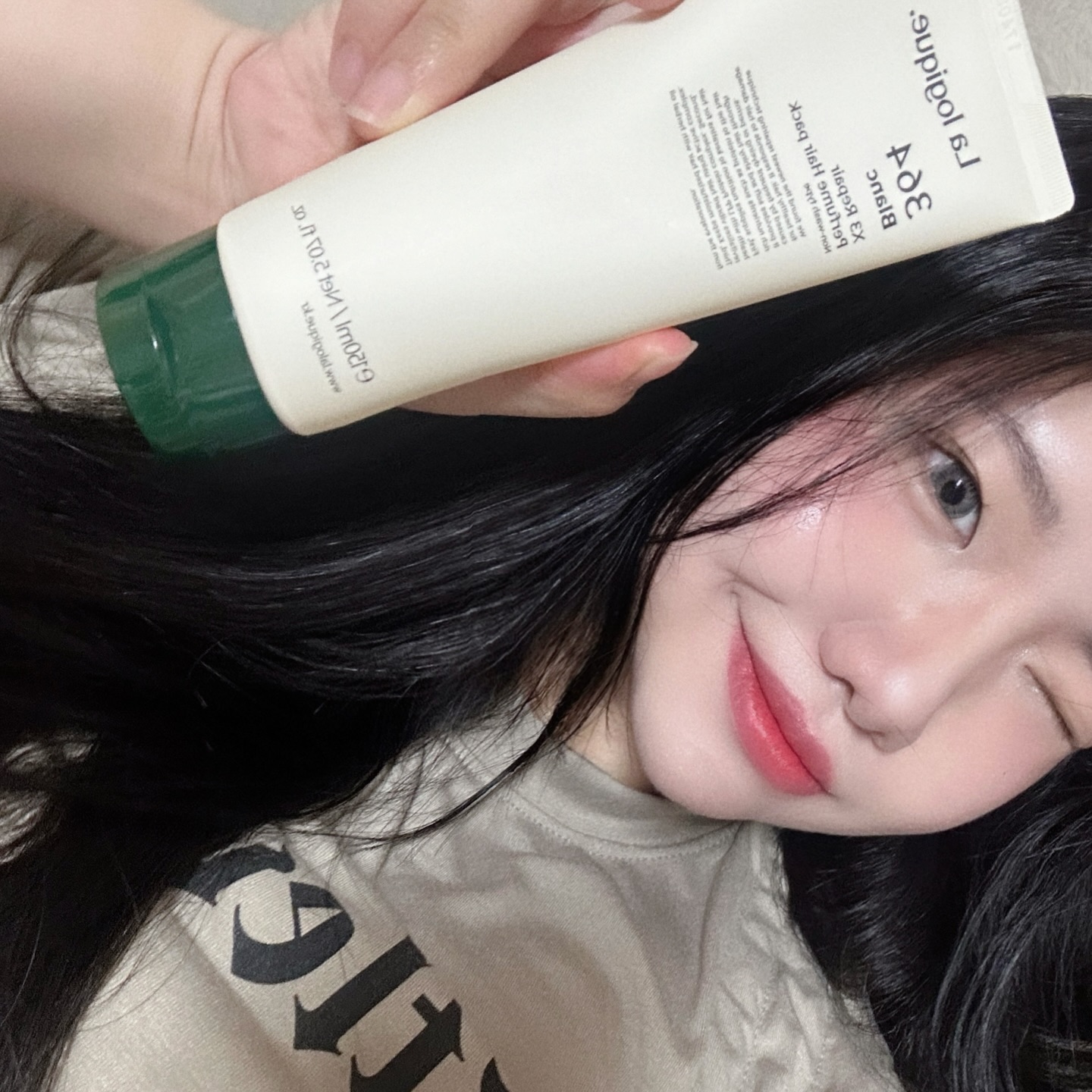 #협찬 <#라로지크> 리페어 퍼퓸 헤어팩
씻어내는 번거로움 없이 바르기만 하면 끝!

곱슬이 심하고 잦은 탈•염색으로 극손상모인데도 효과가 너무 좋았어요.
열 손상 방지케어로 드라이나 매직기 사용 전에 꼭 발라주고 있어요.

글로벌 향수 오마주 향으로 블랙베리, 블랑, 벨라 프리지아 3가지 향이 있어요!
저는 블랑을 사용해 보았는데, 정말 향이,,, 오래가고 좋아요… 🫧
저희가 알고 있는 블랑 향 그 자체!
어제 술자리에서도 향 좋다고 칭찬 받았던 ,,, ᩚ

모발 끝 갈라짐도 많이 개선됐고, 민감 두피도 안심하고 사용할 수 있어
헤어샵 안 가고 집에서 간편하게 프리미엄 홈 케어 중이랍니다 ‼️♥️

#라로지크헤어팩 #노워시헤어팩 #논워시헤어팩 #손상모헤어팩
#탈색모헤어팩 #극손상헤어팩 #트리트먼트추천 #퍼퓸헤어팩 #헤어팩추천 #헤어팩 #단백질헤어팩 #손상모관리 #곱슬모관리 #반곱슬관리 #헤어팩추천 #헤어단백질 #노워시트리트먼트