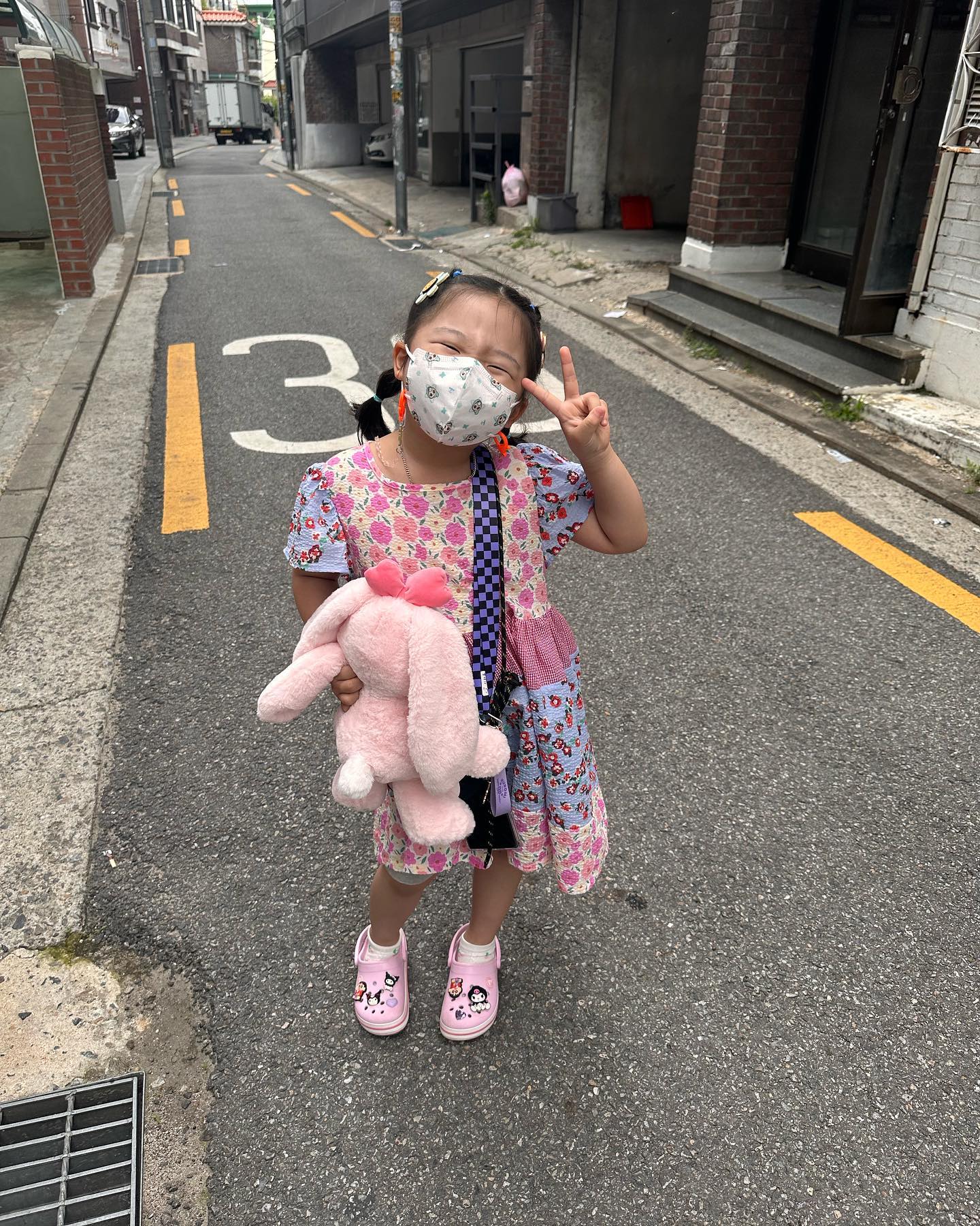 230602

갑자기 코피흘려서 계획된 일정 취소하고 집근처에서 놀기로 결정❗️

애슐리퀸즈 + 네컷사진 + 타임스트림 + 영풍문고 + 탕후루 + 서브웨이

서울대입구역 가는길 지하철기다리면서 갑자기 노래부르기🎤ㅋㅋㅋㅋ

애슐리퀸즈 가서는 맛있다고 3접시 가득먹고 아이스크림 2번먹기

탕후를 안먹는다고 하더니 낮에3꼬치 저녁에3꼬치 드심

야채 안먹는다는거 꼬셔서 서브웨이 샌드위치먹기

영풍문고가서 보석십자수사서 처음으로 만들어보기

#조카랑서울 #조카랑놀기 #신림가볼만한곳 #신림갈만한곳 #애슐리퀸즈서울대입구점 #신림탕후루 #타임스트림신림 #영풍문고신림포도몰점 #서브웨이 #조카야채먹이기 #조카스타그램 #조카그램 #seonyee