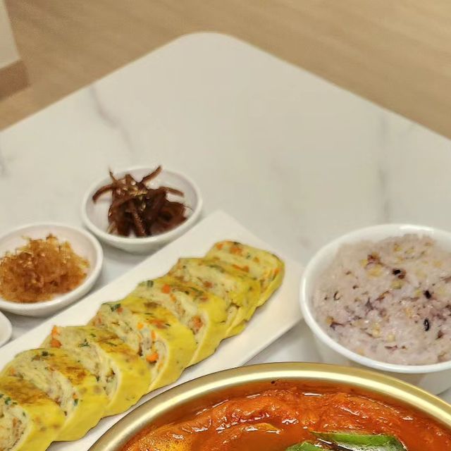 슬이네🍚🥢🍺 on Instagram: "#제품제공 #꼭이밥상 #김치찜 김치 없이 못사는 저희 부부의 저녁 메뉴는 #통돼지김치찜 이예요🤤 앞다릿살을 통으로 넣어 돼지기름에 푹~~물러지게 끓여내어 #