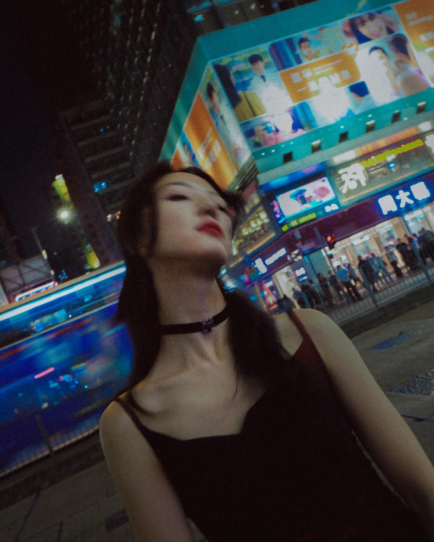 思慕的人

요즘 변하는 것도 두렵고 변하지 않는 것도 두려워서 꼭 심리상태가 왕가위의 영화 속 인물들 같다는 생각을 했다. 왕가위 영화는 좋아해도 그 세기말적인 인물 감성에는 공감하지 못했는데, 지금 내 나름의 세기말을 지내고 있어서인지 어느새 공감하지 못하던 그 인물의 전형이 되어있더라…! 싫어ㅠ

그래서 왕가위 영화 결말이 어떻더라 생각을 해봤는데도 필름으로 된 서사가 내게 큰 답은 되어주지 않는다. (당연하게도) 영화 취향은 세기말 나르시즘이라도 실제 성격은 그 반대라 어쩔 수 없다. 

나는 내가 어떤 관성을 가진 사람인지 알고 있어서 이러다 또 탄력적으로 이 구간을 빠져나갈 것을 알고 있다. 곧 봄이니까 날씨인간인 나는 날씨가 따뜻해지는 것처럼 천천히 이 구간을 빠져 나가겠지. 얼른 새 세기가 왔으면 좋겠다.

Photo april__jane 🖤
진짜 사진 이제 다 올린다 하 🥹