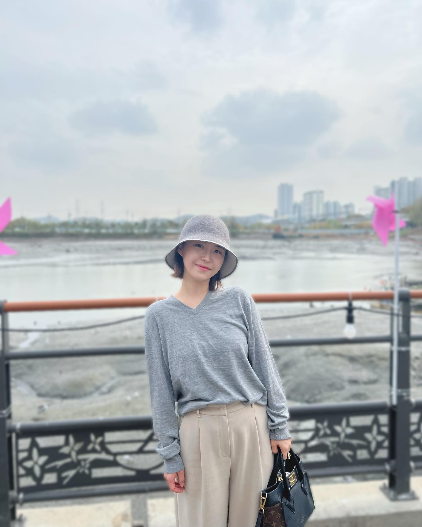 요즘 일 안 하는 날은 무조건 함께 하는 내 사랑 #마스케라 🫶🏻
#올드머니룩 #케주얼룩 어디든 찰떡이랍니당🫶🏻 
간만에 고퀄모자 만나서 넘 좋음😊

#마스케라모자 
#겨울모자추천 #겨울여성모자 #모자코디
#울버킷햇 #리버시블햇 #캐시미어모자