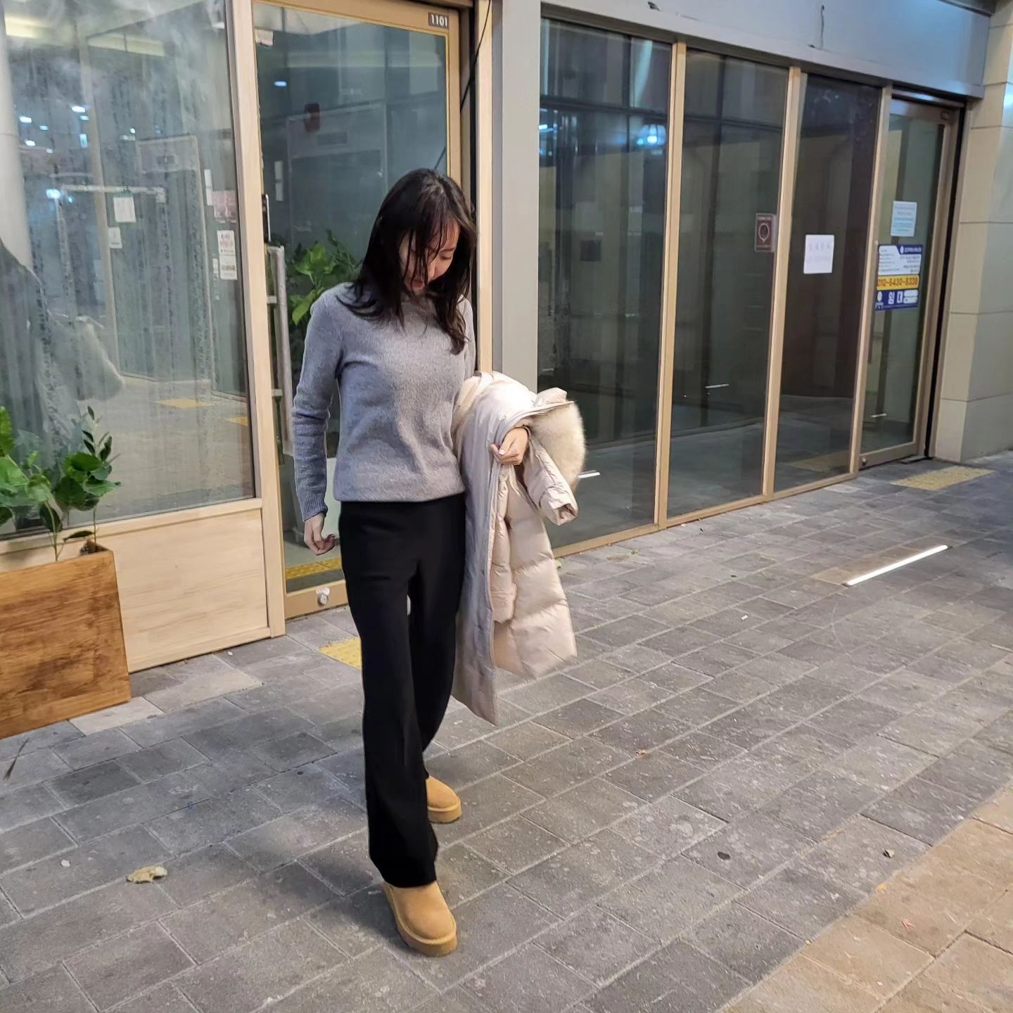 #gift #보땜

연말 맞이 주말 가족모임!
지인이 쇼핑몰 오픈했다고 선물 보내주셔서 
기념으로 찍어본 ootd

실물이 더 고급지고 예쁜데 
내가 살리지 못해 아쉽 ㅠ ㅠ 

니트는 무난해서 매칭하기 쉽고 
입었을 때 촥- 감기면서 푸근한 느낌.
소화가 안 되는 편이라 스판끼 없는 팬츠는 못 입는데
밴딩 완전 짱짱하고 편함.

일단 원단 퀄리티가 좋고,
군더더기 없이 심플 그 자체라 내 스타일 🤎

#홀가먼트니트 #램스울니트
#히든밴딩기모 #세미부츠컷슬랙스
#30대여성쇼핑몰 #직장인ootd