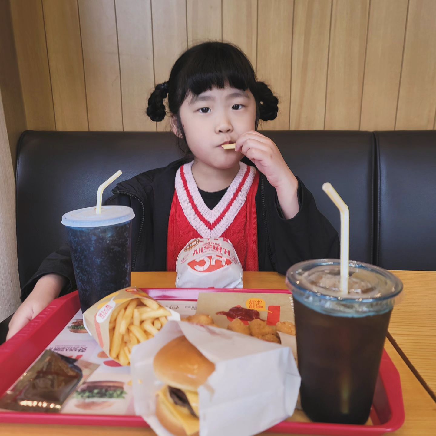 막둥이
알러지검사
대기 길어져서 햄버거냠냠
앞니빠져서 앙!한입에 못물어서 한쪽으로 씹는데
세상귀엽다증말ㅎ

마지막사진 
피뽑고 엉엉울고
다시뽑을수있다고 기다려보라는데
세상을 잃은표정🤣🤣🤣🤣🤣

#별자매일상
#별자매이야기
#샛별이모해
#알러지검사