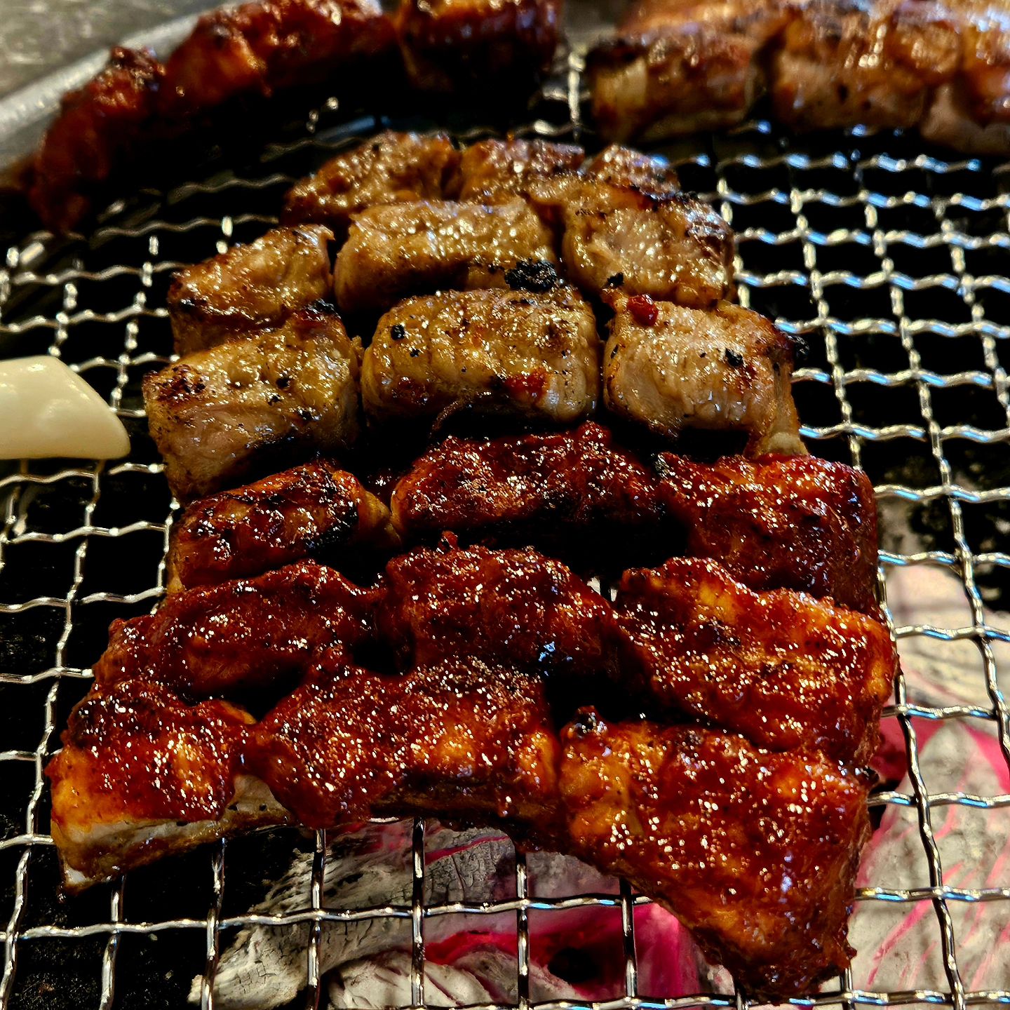 급 쪽갈비 먹고 싶어서 전부터 가보고⠀
싶었던 집 방문❤️⠀
⠀
양념쪽갈비1,매운쪽갈비1⠀
⠀
초벌해서 나와서 테이블에선 거의⠀
데피다시피 먹는거라 넘나 편함☺️⠀
⠀
기본찬에 계란찜이랑 껍데기 주셔서⠀
쪽갈비 나오기 전까지 에피타이저로⠀
먹기 딱 조음🫰⠀
⠀
살도 두툼하게 붙어있고 고기도⠀
뼈랑 분리 잘되서 맛나게 잘먹😜⠀
⠀
후식 잔치국수는 양 진짜 많더라...👍⠀
⠀
⠀
#노원역맛집#풍년상회#풍년상회쪽갈비#노원쪽갈비#노원풍년상회