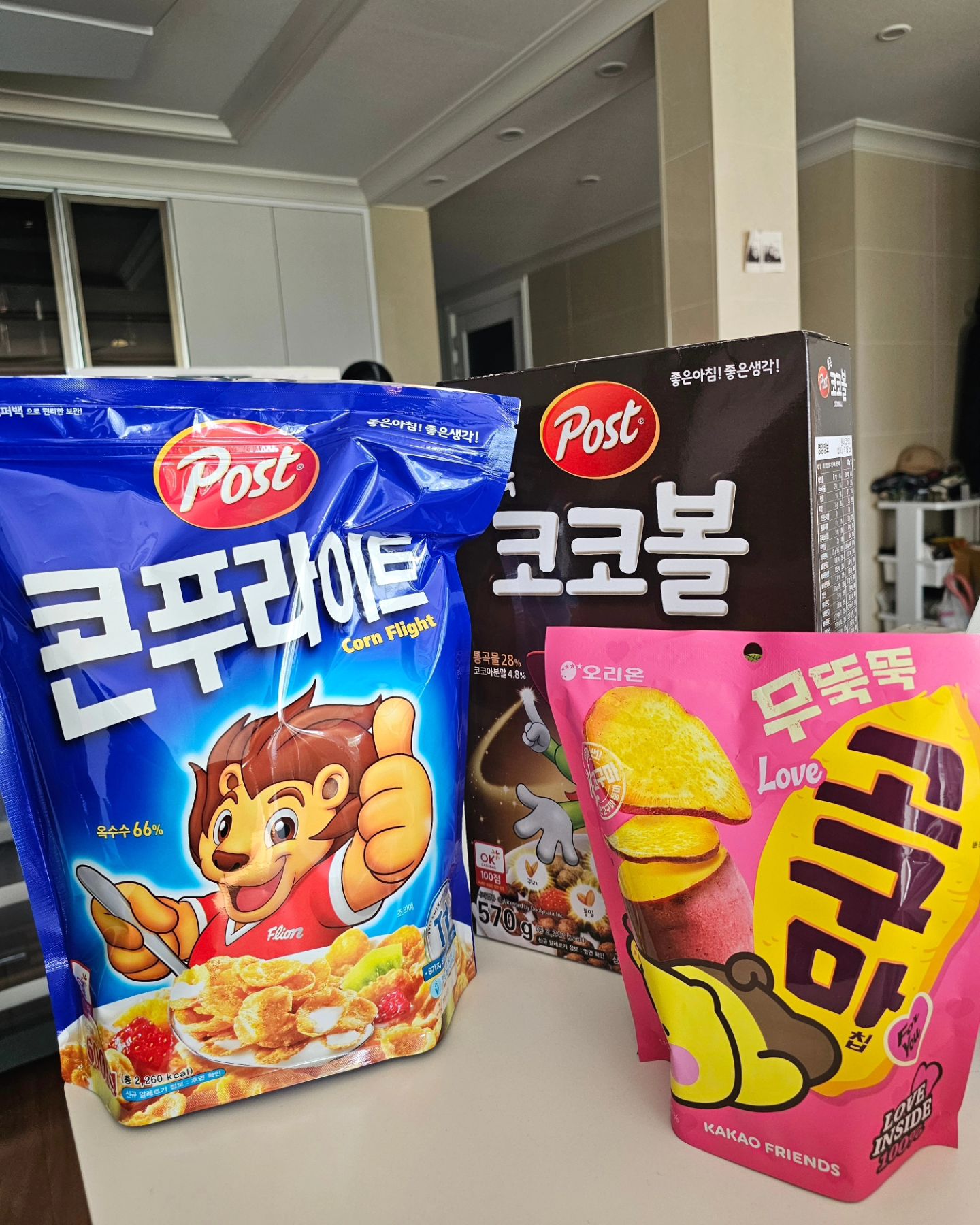 아침밥으로 요즘 제일 좋은 시리얼
코코볼 거의 처음으로 돈주고 산 것 같은데 ㅎ 
열심히 먹어야지!!!!!
무뚝뚝고구마는 과자코너 지나다가 급 땡겨서 구매완료!!

#포스트 #콘푸라이트 #코코볼 #무뚝뚝고구마 #일상 #아침밥 #daily #food #foodpic