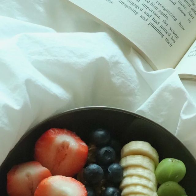  호랑 | 홈쿡•홈브런치•플레이팅•온더테이블 on Instagram: "| 어느 생블루베리 중독자의 아침식사 🍽 

아침식사
날것챌린지
날것캠페인
다이어트식단

원래도 블루베리를 좋아하지만 요즘엔 특히나 더! 생블루베리에 빠져있어요💜

블루베리의 씹으면 톡톡 터지는 식감과 달콤함에 매료된 요즘, 저는 아침마다 블루베리를 곁들인 생과일, 생채소를 먹고 있답니다😆
(게다가 한살 더 먹고 나니까 눈이 점점 더 건조해지고 피로해지는게 느껴져요.. 블루베리 섭취로 눈 건강을 지키자!!!!)

1. 그릭요거트에 딜과 후추, 꿀을 넣어 섞어서 깔아준 후 그래놀라와 함께 딸기, 블루베리, 바나나, 샤인머스캣을 올려 먹는 요거트볼

2.아침에 직접 구운 통밀깜빠뉴에 달걀과 베이컨, 방울토마토와 루꼴라, 딸기, 블루베리를 곁들이고 얼그레이 티와 함께하는 브런치 플레이트

3. 깨끗하게 씻어 껍질까지 섭취하는 사과, 샤인머스캣과 바나나, 블루베리 그리고 그래놀라와 그릭요거트를 올린 플레이트에 직접 즙을 내 만든 한라봉 주스!

일주일 내내 흐린 날의 연속이었지만 집에서 먹는 건강한 아침식사 만큼은 상큼함과 건강함 뿜뿜! 💪 

앞으로 3주 동안 휴롬과 함께 이렇게 아침식사를 날것으로! 생과일과 생채소를 먹는 챌린지를 함께 진행하게 되었는데요,
조리한 음식이 아닌 생과일과 생채소의 영양분 그대로를 섭취하고 매일을 더 건강하게 보낼 수 있도록 앞으로 3주간 예쁘고 건강한 날것의 아침식사! 많이많이 공유해볼게요💜💜💜

벌써 금요일이에요!
우리 인친님들 모두 불금 보내시고 낼 아침은 과일 먹기!!ㅋㅋㅋ 약소옥!🤙(약속 강요하기 ㅋㅋㅋㅋㅋ)

#휴롬 #hurom #날것챌린지 #날것캠페인"