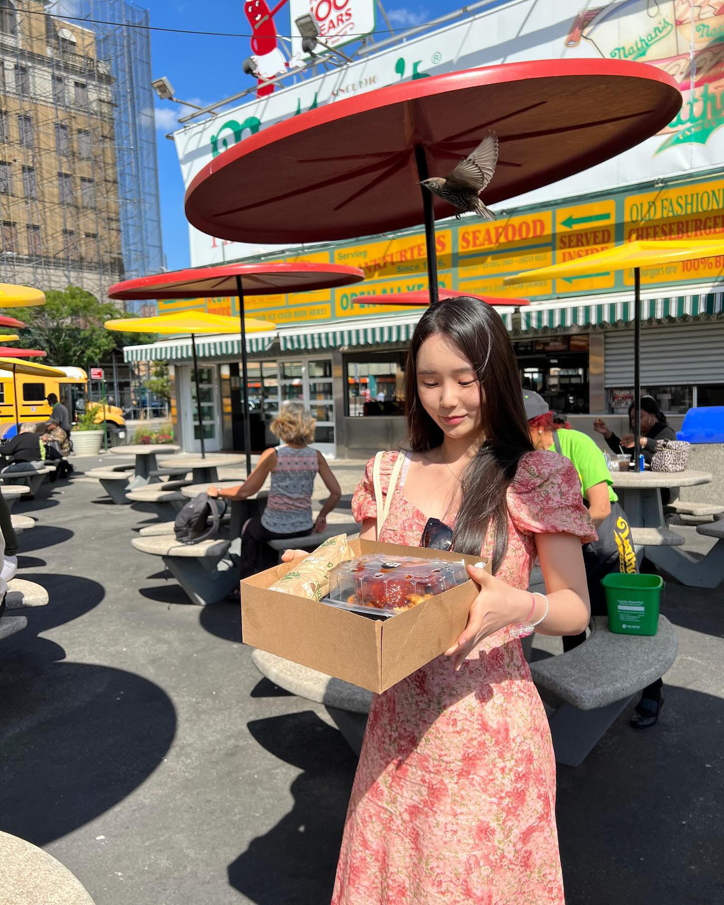 핫도그 나라 🩷🌭
코니에 Nathan's 매장이 큰길에 하나 해변앞에 하나 너무 가깝게 두개가 있는 거 보고 설마 하나는 가짜인가 했는데 너무 똑같아서 보니 다행히 같은 가게였다ㅎㅎ 어디서 먹어야할지 고민말고 아무대나 가서 드셔용 ! 주문 받아준 직원이 너무 친절해서 기분 좋았음ㅎㅎ
아 그리고 뉴욕 시내 다니다보니 맨하탄 중심지에도 푸드트럭으로 다니는게 종종 보였다. 메뉴는 핫도그 일부겜지만ㄴㅎㅎ
#뉴욕여행 #뉴욕맛집 #뉴욕일상 #코니아일랜드 #미국여행 #미국생활