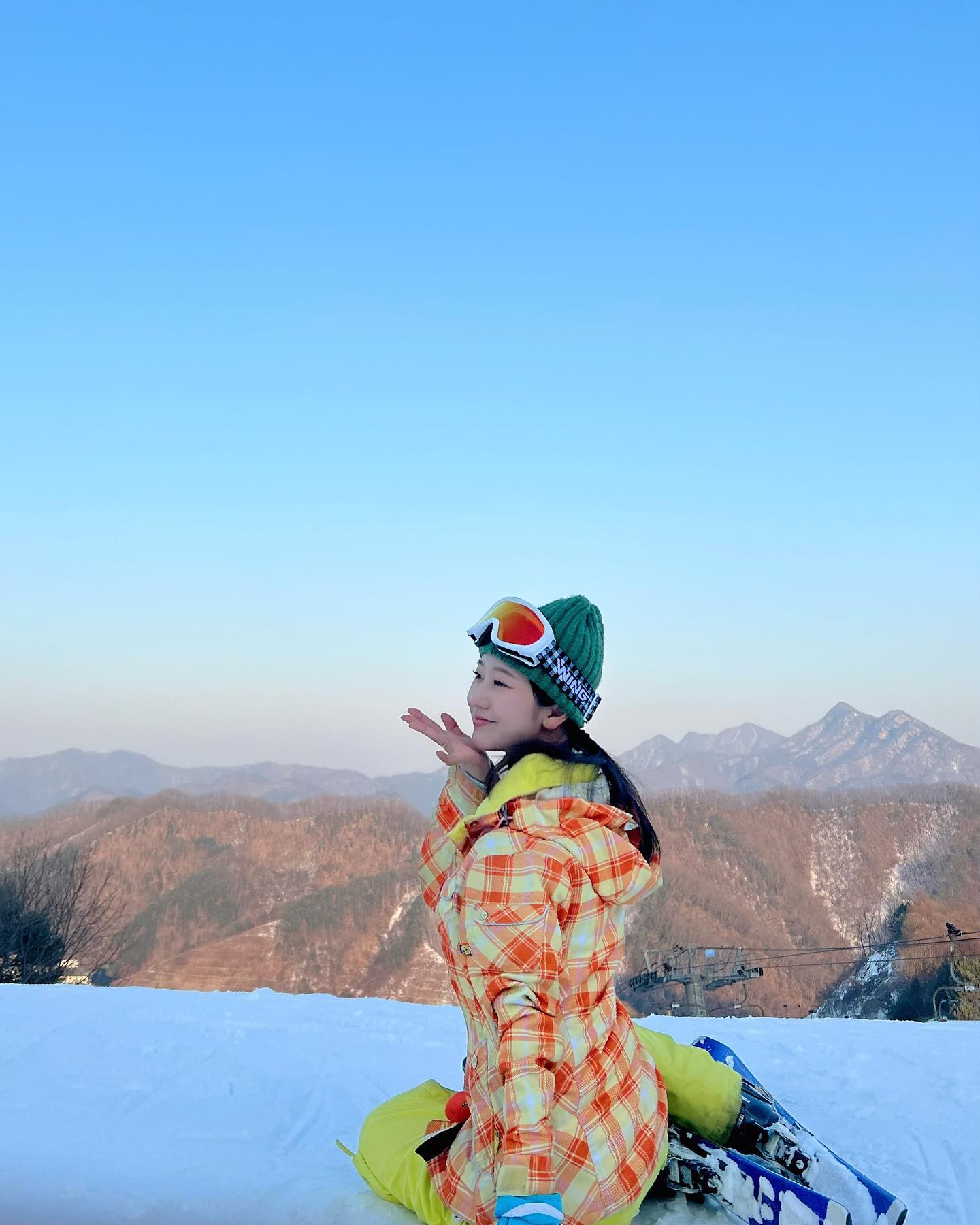 다들 메리크리스마스 보내셨나요🧏🏻‍♀️

전 스키장 다녀왔습니다아
요즘 mz가 스키장을 안간다고 하던데
진짜 사람이 없더라구요 개이득-

연말 마무리 잘하시고 새해복 많이받으세요🥴