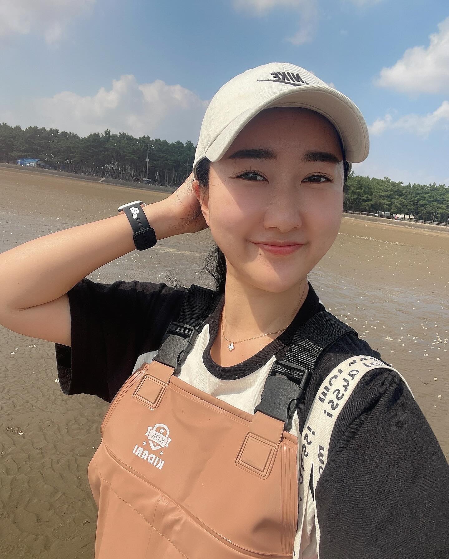 가영, :-) 

-

대략 왕복 7시간 30분..

운전대를 잡지않으면 멀미를 하는
촌스러운 나에게도 힘찬 박수를 ㅋㅋㅋㅋㅋ 

, #서해 #태안 #갯벌