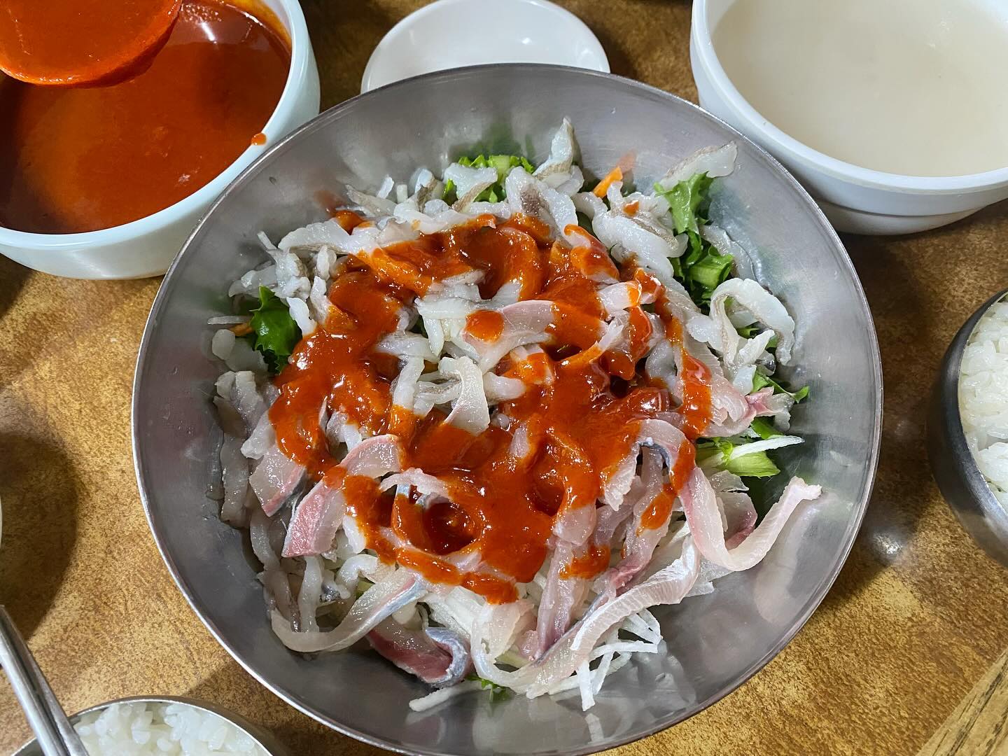 경주맛집 , 용산 회 식당

시골에 회덮밥 맛집 !! 진짜 노래노래 부르던 집 !!
초장이 엄청 맛있다고 초장 꼭 사온다고 소문난 식당이에용
고소고소한 회덮밥 안맵고 자극적인 초장 너무 맛났어요👍
홍합탕에 숭늉까지 완벽 합니다용 15,000원에 행복!
초장도 사왔찌용 겟겟:)

#경주맛집 #경주회덮밥 #경주용산회식당 #용산회식당 #용산회식당초장 #경주초장 #초장맛집 #회덮밥