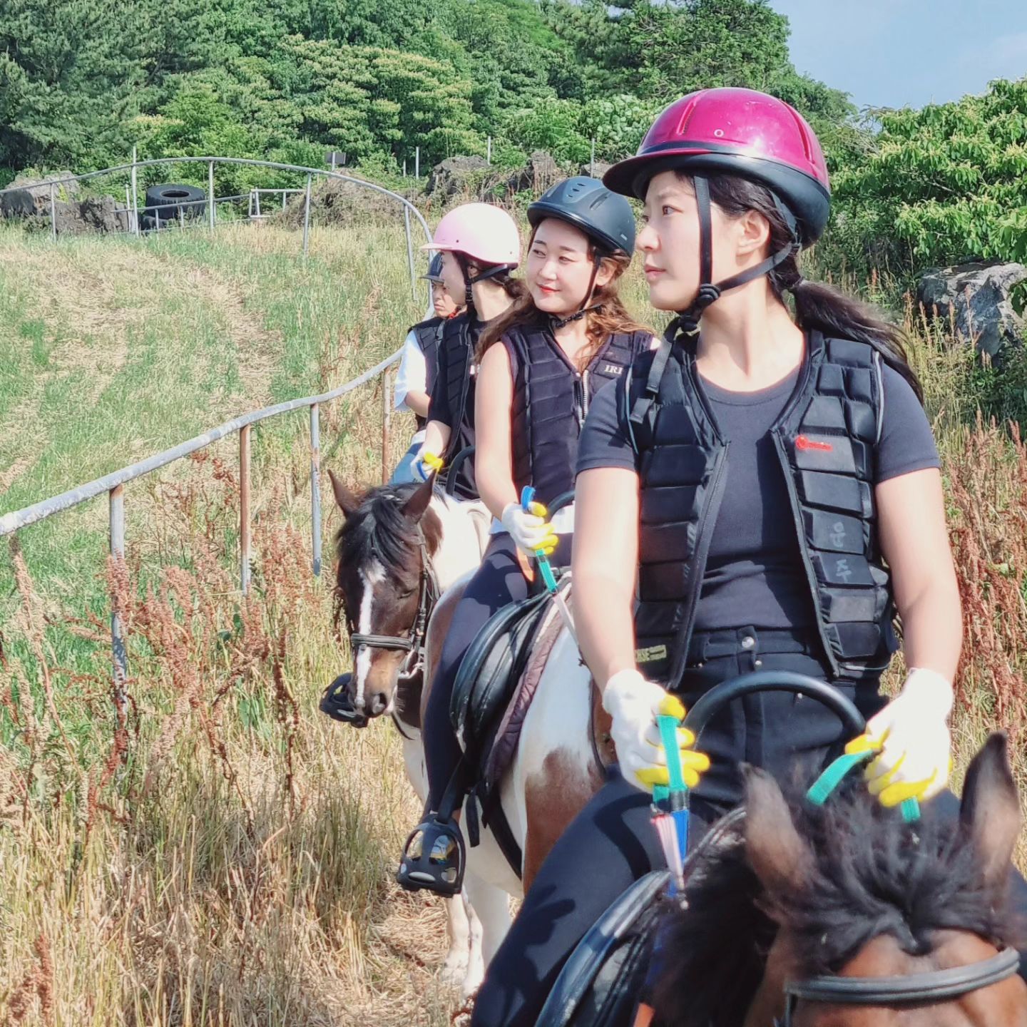 제주도에서의 외승🐎
올해들어 이상하게 어디놀러가서 말탈 일이 많이 있었는데
예전에 배워둔게 있어서 그나마 다행이라 여기며...✨️

제주도 놀러가서 이것저것 같이 할 수 있어서 넘 좋았어요🥰
이제 뼈 부러지면 큰일난다고 위험한거 덜하는 나...🥹

-

제주도에는 초보자도 외승가능한 코스들이 꽤 많으니
한 번쯤 타보고 싶으셨던 분들에게 추천해요😄

조금 비싸도 교육과 외승이 결합된 코스를 하시면 
진짜 말탄 느낌 1000%💗

-

마지막은 📷단체사진📷 네컷만화...🤣🤣🤣
말에게도 호구효나~!!!!
셋이 행복한 단체사진🤣🤣🤣

#승마 #제주도승마체험 #제주도승마 #슬슬님