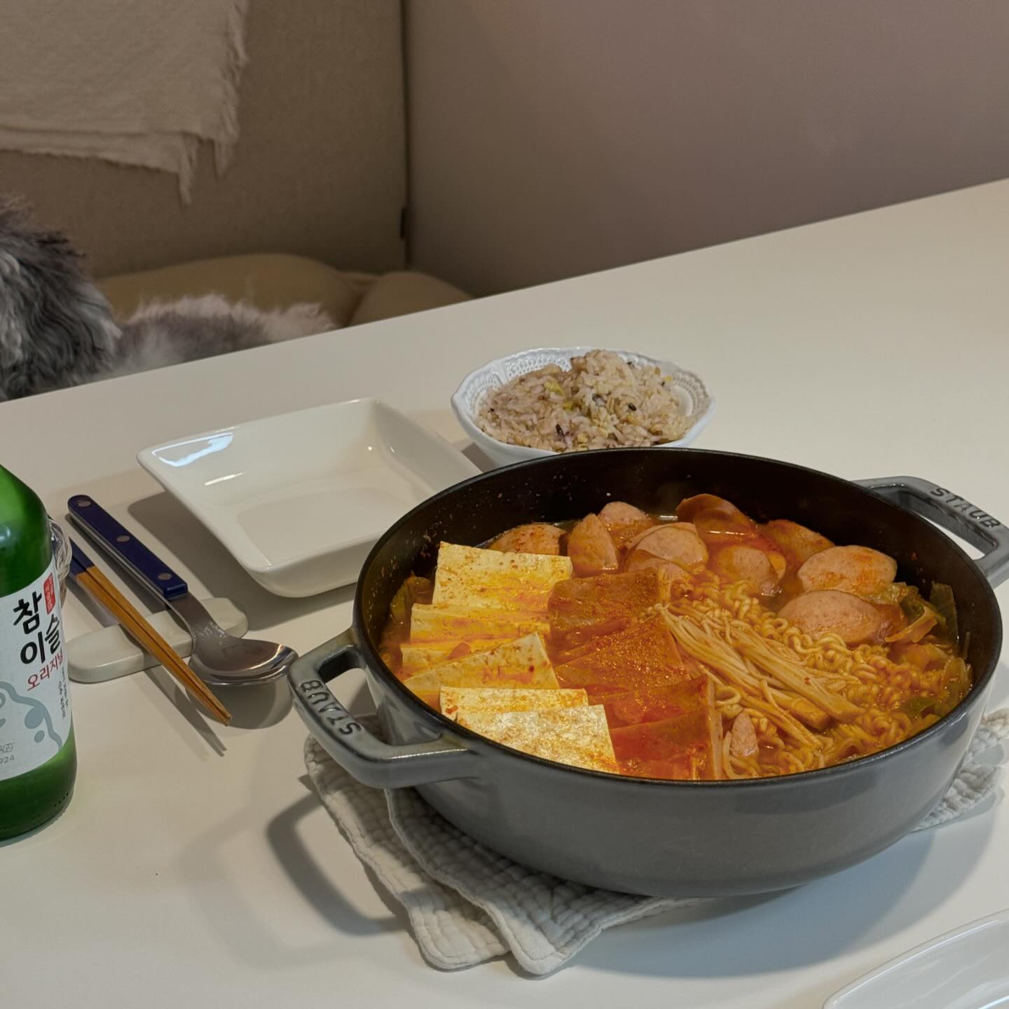 덕구네 저녁 🐥 오랜만에 끓여본 #부대찌개 🥘 냉털 재료들 모아모아 봤더니, 나름 근사한 한끼가 완성되었어요 🫡 냄새 맡고 찾아온 겸둥이 덕구까지 💓 참고로, 참이슬 오리지널(빨간색)은 참이슬이 리뉴얼 되며 도수가 내려갔다고, 기왕 같은 가격이면 먹고 취하는 걸 샀다는 저희집 금쪽이 픽입니다 🫠🤣