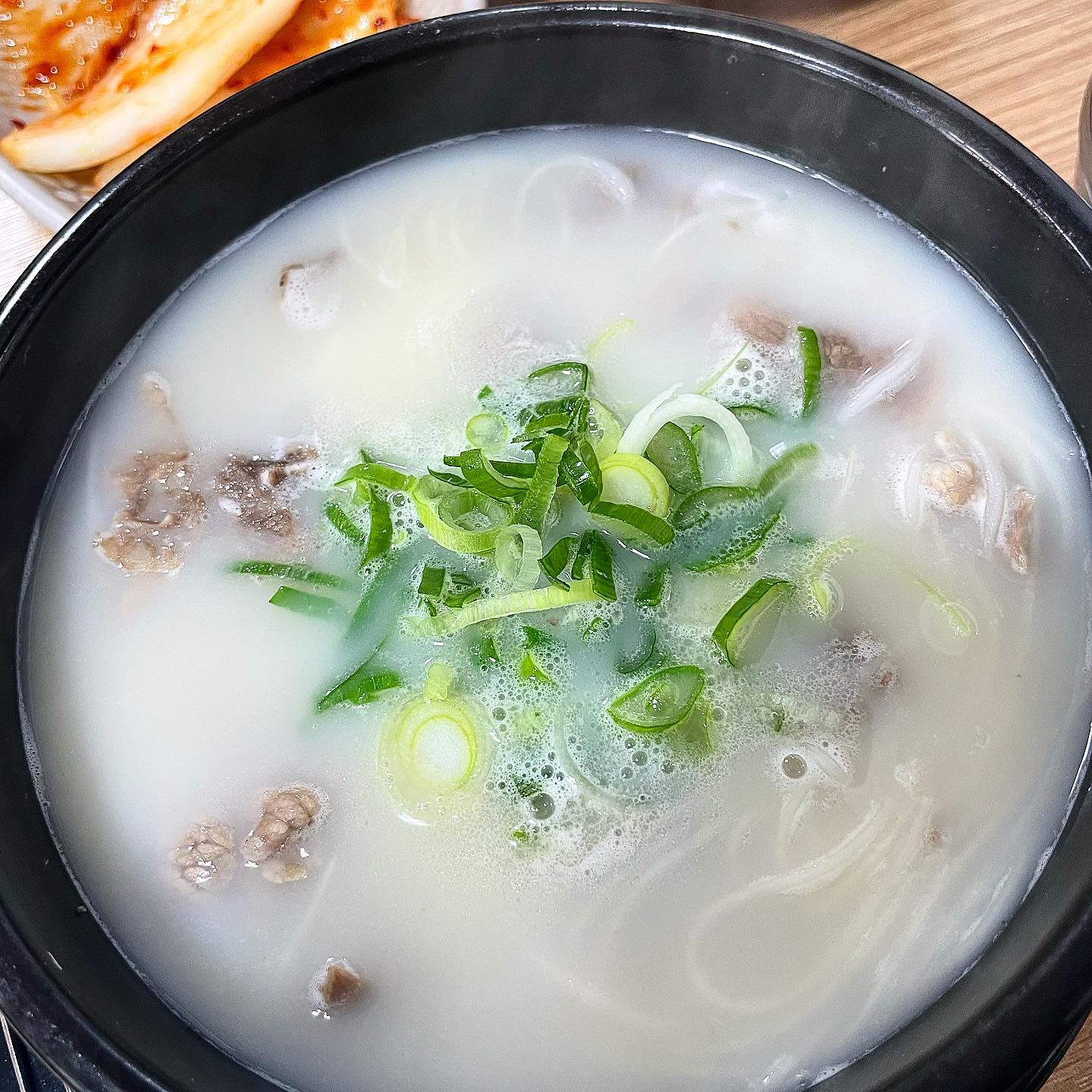 [시흥 부미옥 가마솥 설렁탕]
남편이 좋아하는 설렁탕을 먹으러갔어요 ! 
일요일 오후2시쯤 점심시간이 지난시간에 방문했는데도 
손님이 엄청 많더라고요 .
맛집 제대로 찾아왔네요 ! 

저흰 설렁탕 2 그릇을 주문했는데
국물을 먹으니 몸이 쏴~악 풀리는 기분! 
그리고 소면이랑 고기가 엄청 들어있었어요 !!! 
최고👍👍👍

맵지도 않은데 남편은 땀뻘뻘흘리며
먹더라고요 ㅋㅋㅋㅋ 노폐물제대로배출

-경기 시흥시 복지로 15 1층 부미옥가마솥설렁탕
- 영엽시간. 08:00-22:00
( 라스트오더 21:30) 
-주차 가능

#부미옥가마솥설렁탕 #시흥설렁탕맛집#시흥맛집#설렁탕맛집#설렁탕택배맛집📦