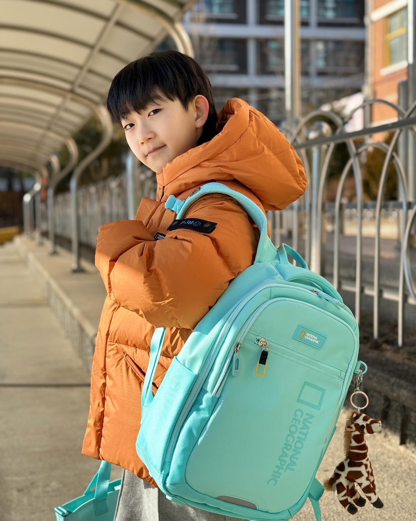 #광고  x ng_apparel.kids 

새학년 새학기 준비 하고 계신가요?

깔끔하고 가벼운 스타일의 내셔널지오그래픽 백팩 소개합니다 🙌

저학년 친구들에게 딱인 스타일이예요~

600g의 가벼운 무게감과 친환경 소재를 사용 했다고 합니다👍

귀여운 기린키링이 등교할때 친구가 되어 줄거예요 🦒

예쁜 컬러가 다양하니 아이들 취향대로 골라보세요 🙌

✔️ 키즈 SS신학기 저학년 백팩을 구매하면 사은품 필통도 증정한다고 합니다! 

#내셔널지오그래픽 
#내셔널지오그래픽키즈 
#키즈가방 
#키즈백팩 
#키즈백팩추천 
#학생가방 
#새학기가방 
#저학년가방