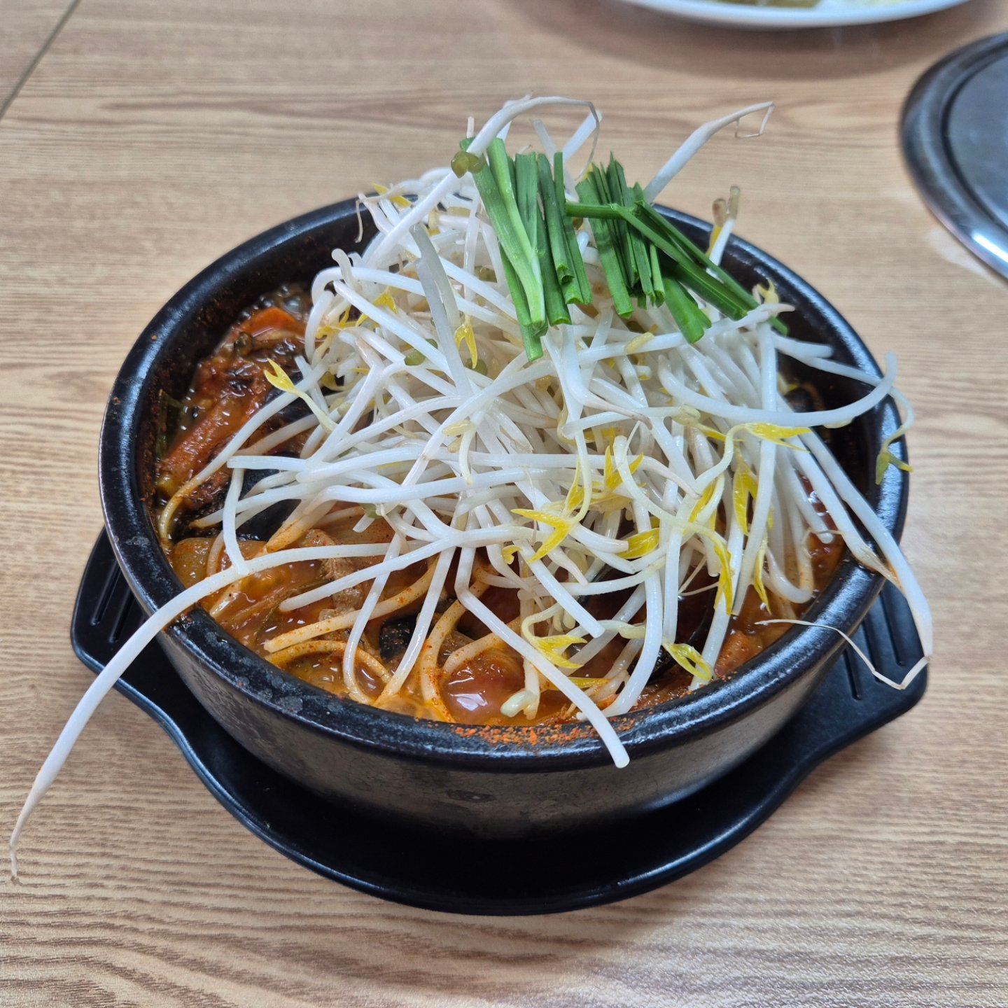 #광고 #협찬 

양평 드라이브 떠났다
아침 먹으러 들렸던
'교동해물국밥' 

전복, 낙지, 홍합, 고기
등 다양하게 들어가있어
술을 안 마셔도 해장되는
느낌이랍니다~ 

돈까스도 달콤해서
국밥이랑 잘 어울리더라구요☺️ 

ypgd1700 

#양평해장국 #양평국밥 #양평밥집 #강상면맛집 #양평블룸비스타맛집