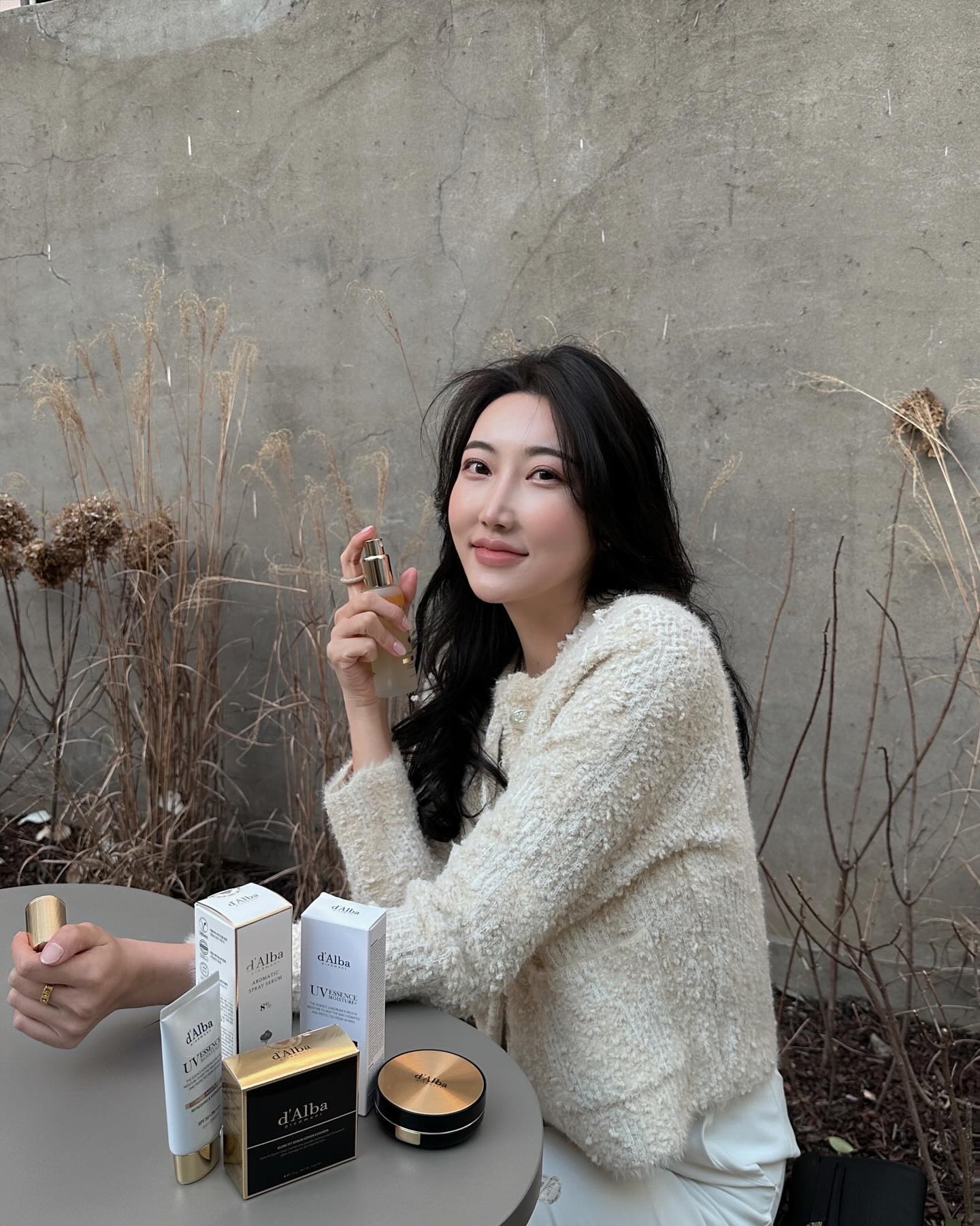 #광고 #달바 dalba_piedmont

제품 저자극 테스트 완료한 프리미엄 비건브랜드 달바 소개해드려요🤎 
은은하고 고급스럽게빛나는광채& 글로우스킨케어 및 
메이크업 찰떡템이니 주목하세요!!
 
요즘 메이크업샵필수템인 비건글로우 트리오! 
프리미엄 비건 달바 제품으로 완성하는 광채메이크업 완성하세요🫶🏻

사용 후 #메이크업아티스트템 #메이크업샵필수템 
#글로우메이크업필수템  이 되버렸답니다🫧

#비건미스트세럼 
오일층과 세럼층의 이중보습으로 토너+미스트+세럼+에센스를 한병에 
느낄 수 있는 올인원 비건 미스트로 간편하게 보습과 탄력케어가 
가능한 제품이에요.

#비건수퍼에센스선크림 
이미 화해에서도 1위인 피부에는촉촉하게,자외선으로부터는 강력하게 
차단해주는 소분자차 에센스선크림 제품이에요.

#비건글로우핏세럼쿠션 
40만 뷰티유튜버이자 메이크업아티스트 아랑과의 공동개발한 쿠션으로 누구나 메이크업 아티스트에게 받은것처럼 밀착 광채피부 연출템이에요.

모두 사용해보셔요🫶🏻🤎

#dalba #달바미스트 #달바미스트세럼 #달바선크림 #달바쿠션 #선크림추천 #쿠션추천 #미스트추천