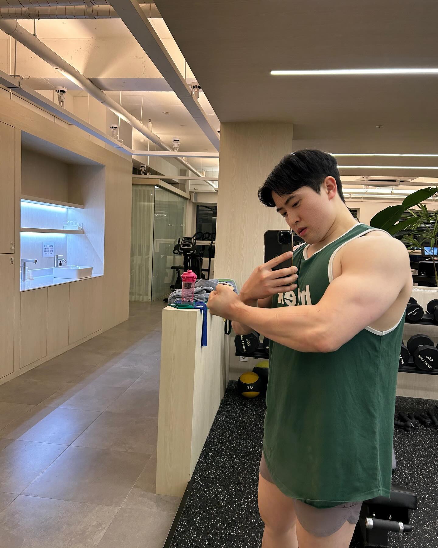 어깨 운동 끝나고 발견한 거울 손자국...😮
무슨 운동을 했길래 손자국이....?🙄
월,화는 너무 피곤하네요....😵‍💫 모두 화요팅 하시길!🔥
 
#운동 #운동하는남자 #헬스 #헬스타그램 #일상 #대전 #봉명동 #브라이튼휘트니스유성점 #오운완 #운동기록 #운동소통 #bodybuilding #workout #reels #daily #song #gym #fitness #selfie #diet #instahealth