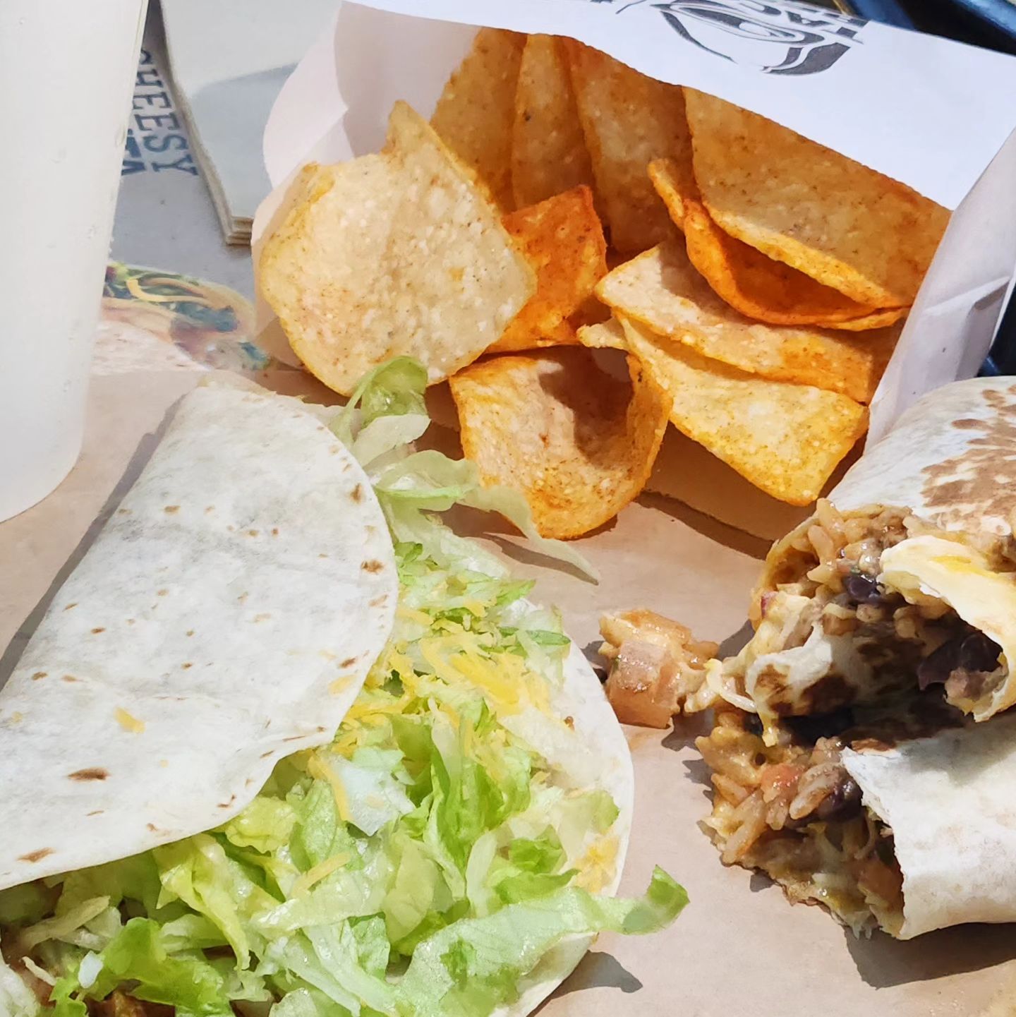 #협찬 🌮타코벨_스페셜 세트[그릴드 브리또(비프)+클래식 타코(치킨)+나쵸칩스+탄산음료]

타코벨 좋아하시는 분들 많으시져?
타코벨에서 가성비 구성이 나왔는데요!
바로 그릴드 브리또와 클래식 타고, 나쵸칩스에 탄산음료까지
한 번에 즐길 수 있는 스페셜 세트랍니다🌯

🌮 그릴 브리또는 비프 토핑과 채소, 치즈, 멕시칸 라이스 등 또띠아에 넣어 주시는데 다채로운 맛!
🌮 클래식 타코는 신선한 양상추와 치즈, 사워크림, 치킨 토핑이 들어서 신선하고도 맛있는 타코의 맛이 듬뿍 들어가있어요
🧇 나쵸는 짭짤한 맛의 양념과 담백한 베이스가 아주 잘 어울리던 맛이었어요!
🎥현재 엽서 증정 프로모션이 선착순으로 진행되고 있는데요!
밥 말리의 전설적인 무대와 그의 삶을 그린 감동 음악영화와 콜라보 캠페인을 하고 있으니 관심 있으신 분들은 3/17(일)까지 호다닥 방문해보세요!

그럼 이만 출시 후 타코벨의 판매 1위를 달성한 스페셜 세트 소개를 마치겠습니다👋
-
📌#ye또먹_협찬 #ye또먹_타코 #ye또먹_건대
#타코벨 #타코 #스페셜세트 #타코맛집 #맛집 #콜라보레이션 #혼밥 #포장맛집 #먹스타그램 #맛스타그램 #타코벨건대스타시티점 #건대데이트 #건대여행