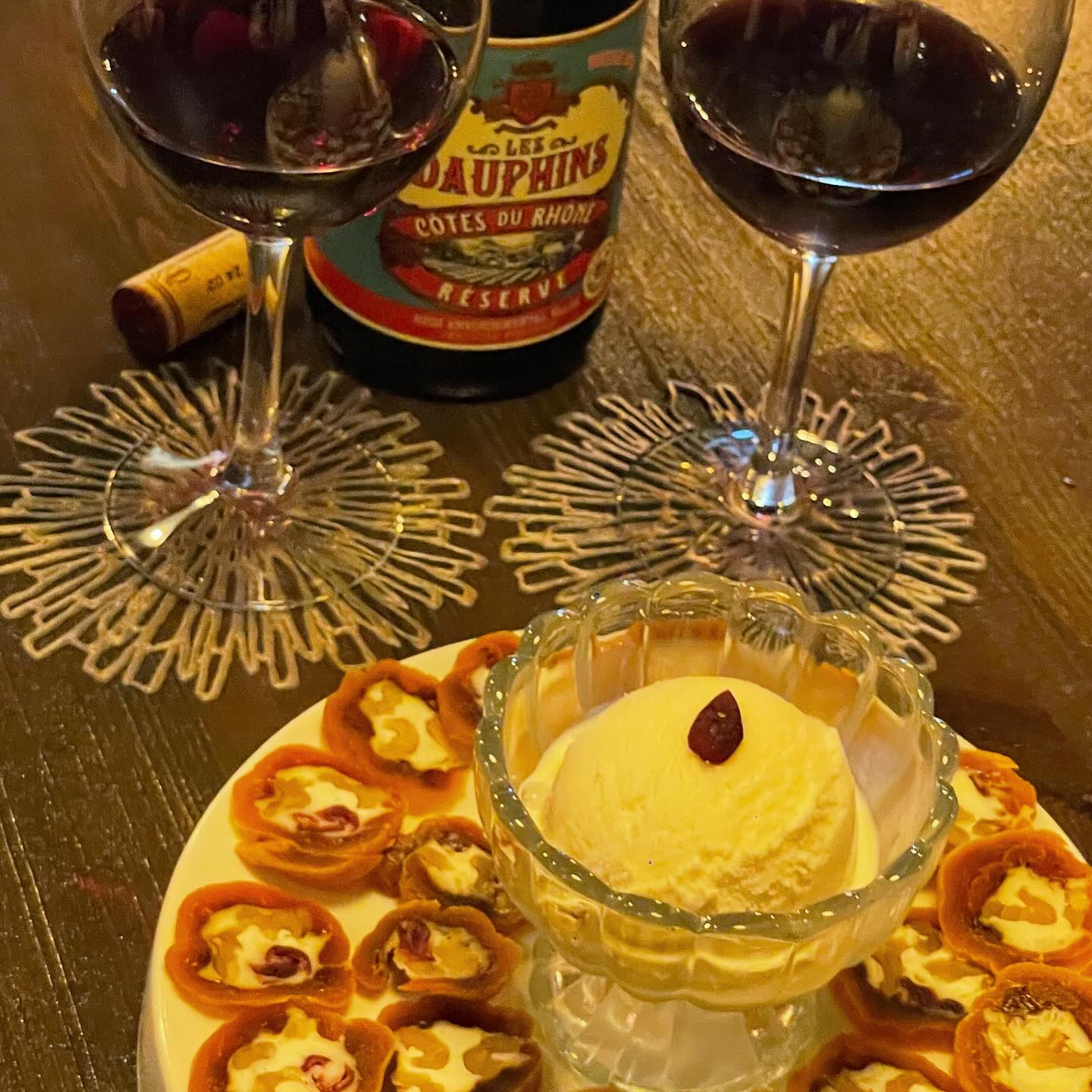 호랑이날개🍷🍊🧀🍨
.
상주곶감에 호두와 크림치즈를 듬뿍
근데 이제 바닐라 아이스크림을 곁들인 
.
.
.
.
.
#연산동호랑이날개 #호랑이날개 #곶감말이
