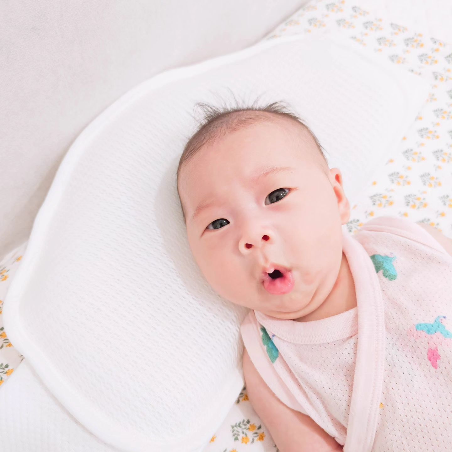 #협찬 

수면브랜드 ,쉼표에서 🛏️
신생아 베개를 선물받았어요.🥰

첫째를 키우며 수많은 베개를 거쳤지만
패키지 오픈하자마자 드는 생각이
아이를 키워보시고 고생 해보신 분들이
만들었구나 생각이 딱 들더라고요.💕🥰💕
.
너무 공감되어 빵 터졌던게
우선 여분 커버가 두개씩 들어있더라고요.
속커버 두개, 서포터 커버 네개
겉커버도 두개인데 하나는 마이크로에어매쉬
다른하나는 순면 커버예요.
여분이 있을 때 세탁이 두렵지 않네요.
.
🐰라엘이는 태열이 많은 편이라 에어매쉬로!
바람 송송 들어오는 POE 소재라 좋고
무엇보다 이렇게 전문적으로
두상관리를 해주는 베개는 못본 거 같아요.
.
보통 제품들은 헤드홀이 있어 짱구베개라 하죠?
그런데 ,쉼표는 함께 들어있는 
서포터를 이용해서 높낮이 조절로
장두증, 사두증, 단두증을 관리할 수 있고
태열 솔루션, 영아돌연사까지 예방 할 수 있어요.
.
겉커버 안에 속커버가 있어서
내장재도 오염될 일 없고
오염되더라도 샤워기로 간편하게 씻을 수 있어요.
커버도 세탁해 보니 굉장히 빨리 말라서 좋네요.
.
선물 받았을 때도 너무 기분 좋을 것 같은
수면브랜드 ,쉽표 아기베개
검색해 보시면 더욱 마음에 드실거예요. 

goodrest_official
#아기베개 #유아베게 #유아베개 #짱구베개 #수면브랜드쉼표
#신생아선물 #출산선물 #흑토끼띠맘 #흑토끼띠아기 #신생아