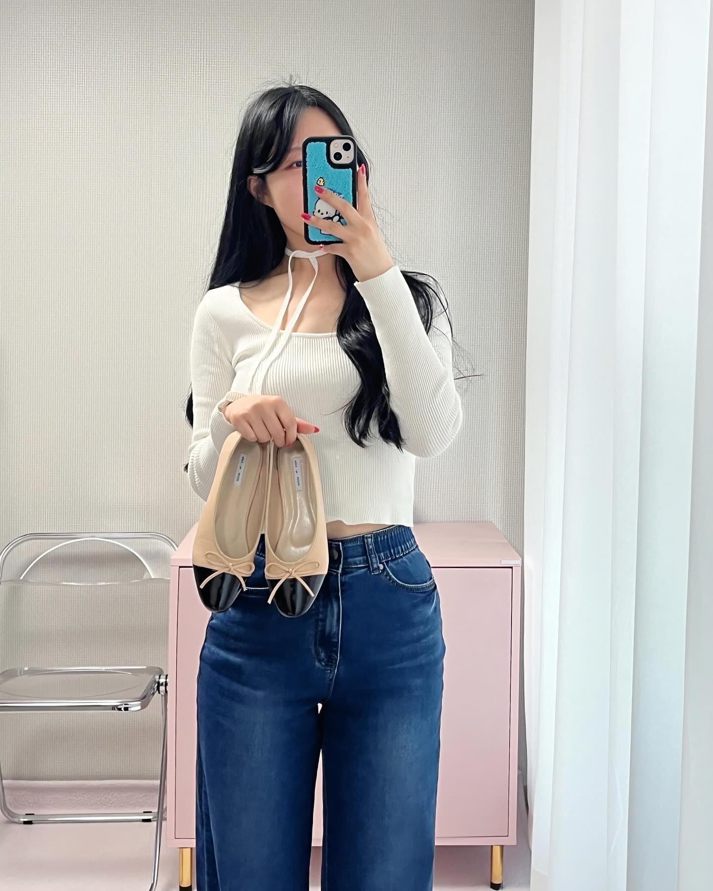 #겨울이룩 

요번 주말 날씨 너무 좋네요 ☀️☁️
어제 아울렛 갔다왔는데 벌써 반팔입은 분들도 많이 계시더라구요 ㅎㅎ
여름 오기 전에 얼른 봄옷 입어야겠어요🌷🩷

🏷️ 
Top : #삐아룸 
Bottom : salondegray #살롱드그레이 
Shoes : bymogu_shoes #바이모구 
Acc : soony_market #수니상점