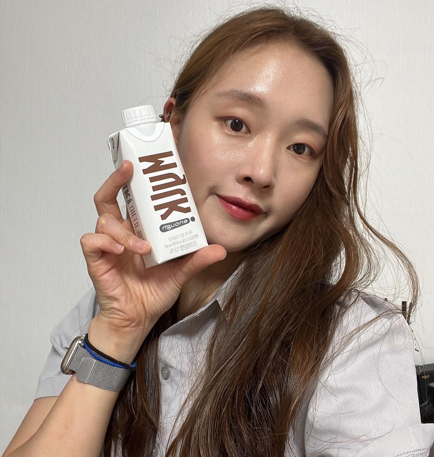 지구와 우리의 건강한 미래를
소중하게 생각하는 
Healthy & Sustainable Food
브랜드에서 만든
달달하고 맛있는
식물성 단백질 음료🤎
.
초콜릿맛으로 맛있고
간편하게 들고 다니면서
먹을 수 있는 RTD타입으로
든든하게 식단관리가
가능한 프로틴 제품이에요!
.
저도 운동하면서
챙겨먹고 있는 음료인데
단백질, 칼슘, 식이섬유,
비타민 등 건강에 도움이 되는
고품질의 영양소가 
한가득 들어있는
맛있는 프로틴이랍니다😊
.
.
bit.ly/3YdkKp3
#협찬 #이너프뮐크 #식물성단백질음료 #단백질음료 #운동 #건강관리 #오운완 #운동하는여자 #프로틴 #프로틴음료 #프로틴추천 #헬린이 
enoughfood_official