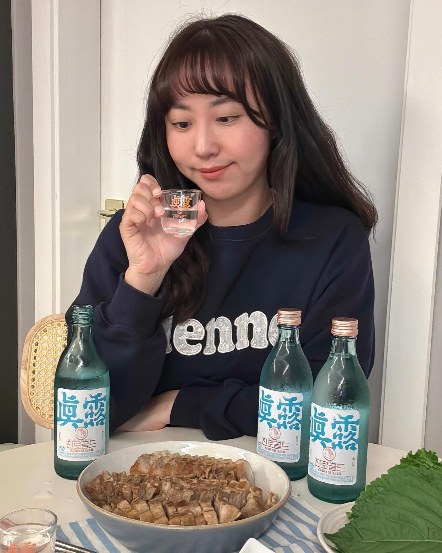 #광고 신상 진로골드 🍶
국내산 쌀 100% 증류 원액 함유로
부드러운 황금비율을 구현한
진로골드 제로슈거 소주! ✨

어떤 안주와도 어울리지만,
저는 오늘 보쌈 안주와 함께 해봤는데
왜이렇게 목넘김이 부드럽고 좋아요~?

제가 좋아하는 로즈골드, 에베랄드 블루로 디자인된 진로골드! 소주가 이렇게 예쁠 일인가! 영롱영롱~ 행운과 부의 상징인 황금 두꺼비도 뭔가 힙해보이는 :)😉

제로슈거라 부담없이 즐길 수 있는 진로골드는 대형마트 및 편의점, 영업점 등 어디서든 구매 가능해요! 👀

 #진로골드 #부드러움의항금비움 #진로100주년 #진로 #하이트진로 #신상소주 #JINROGOLD #제로슈거 #제로슈거소주