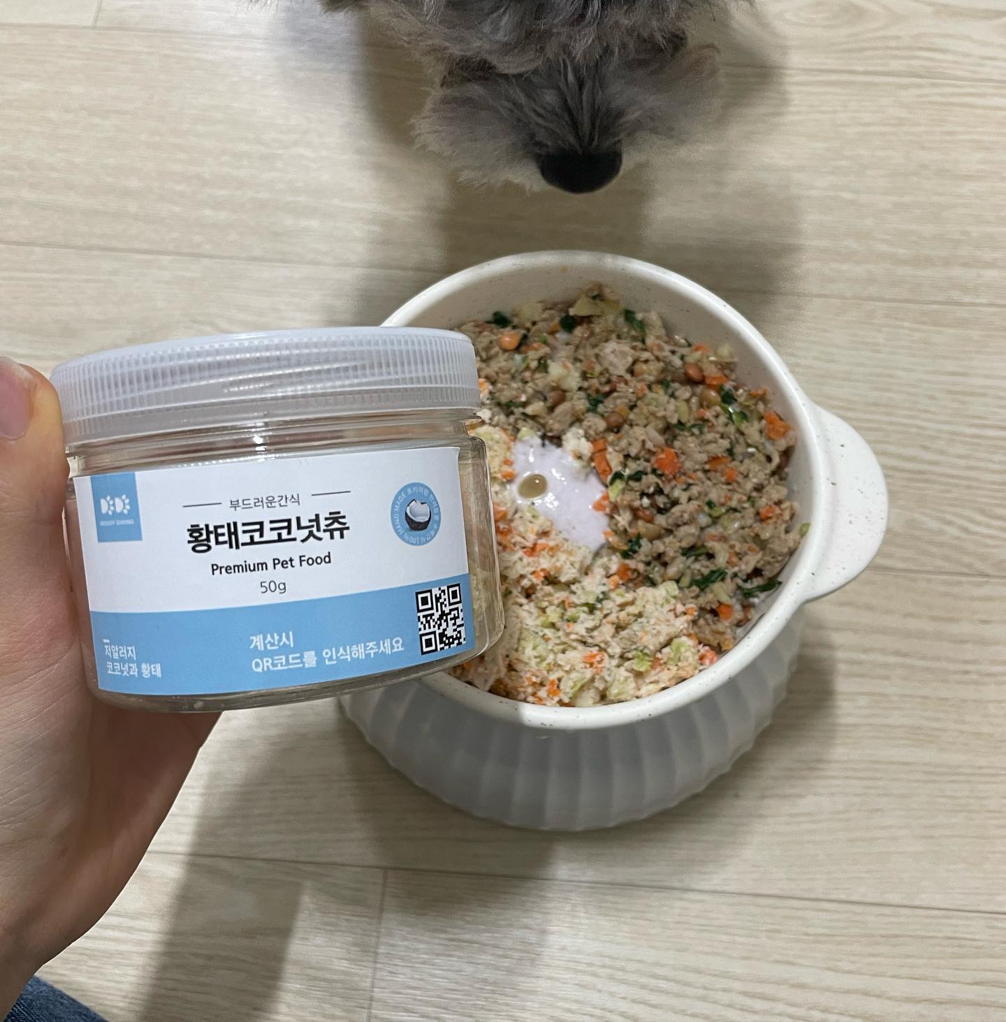 #도기다이닝서포터즈1기
요즘 제니가 간식으로도, 사료 토핑으로도 즐겨 먹는 제품은 도기다이닝 코코넛츄에요

코코넛츄는 아이들의 피모에 좋은 코코넛을 메인으로, 황태, 연어, 소간 세가지 맛으로 즐길 수 있는 큐브형태의 간식이에요

또한 생소할 수 있는 ‘우뭇가사리’가 들어있어요
우뭇가사리는 피부에도 도움을 주지만, 혈당을 조절하고 콜레스테롤 수치 관리에 도움이 되며, 수용성 식이섬유가 풍부해 소화기 건강에도 도움을 준답니다

코코넛츄는 코코넛, 각 맛 재료( 소간 or 황태 or 연어), 우뭇가사리 만 들어간 깔끔한 간식이에요
코코넛 오일이 관리가 어렵고 식사 급여시 불편함을 느꼈다면, 코코넛츄 급여하는 방법도 좋을 것 같아요😌

#도기다이닝 #도기다이닝황금점 #수제간식 #코코넛츄 #강아지간식 #강아지코코넛간식 #강아지토핑
